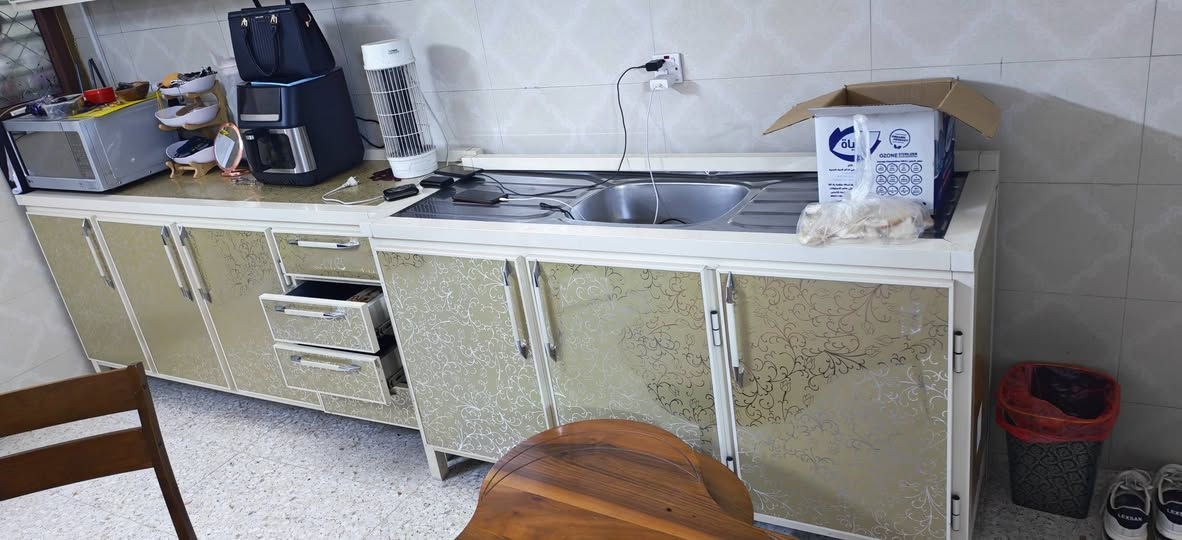 السلام عليكم غراض مستعمله للبيع 
كاونتر نضيف للبيع مع ميز بلازمه 
الكاونتر ٤٠٠
الميز ٥٠ 
للاتصال ***********
العنوان بغداد البياع حي المواصلات
