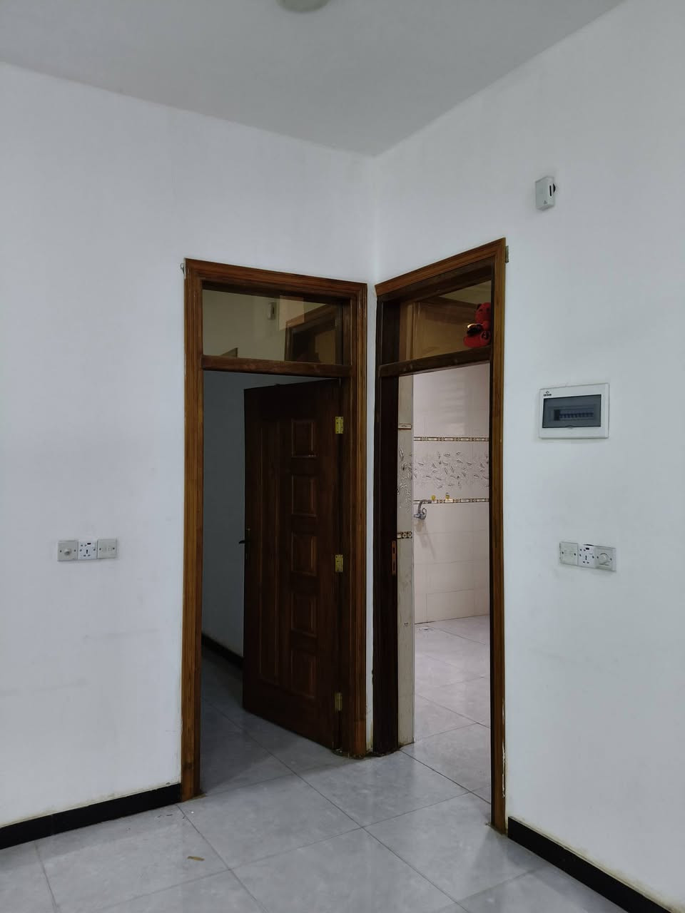 قرب جامعة العين • ١٠٠م • ٣ غرف نوم