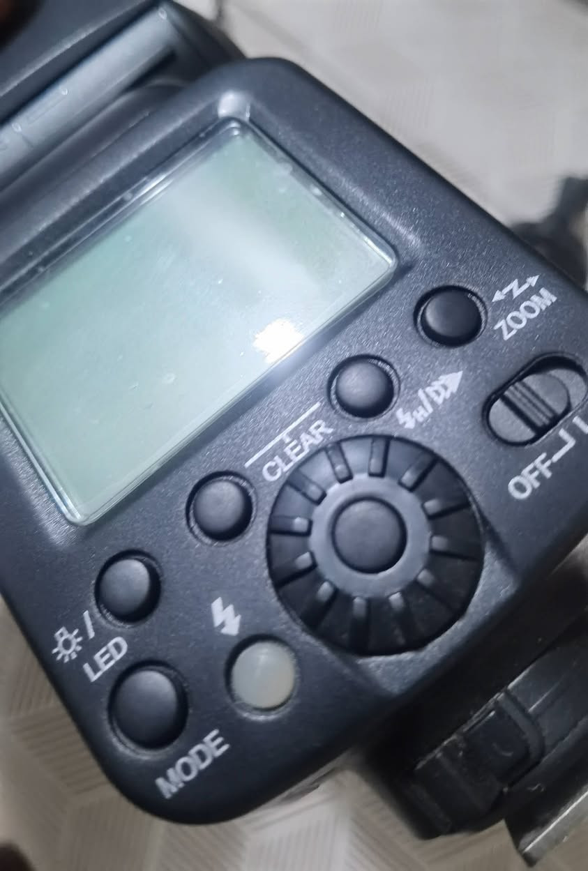 فلاش كانون بدون شاحن
ترايبود  L870
شغال يعني خلص شحن وطفه
اكتب تم ٣٠ الف
مع التوصيل
***********
