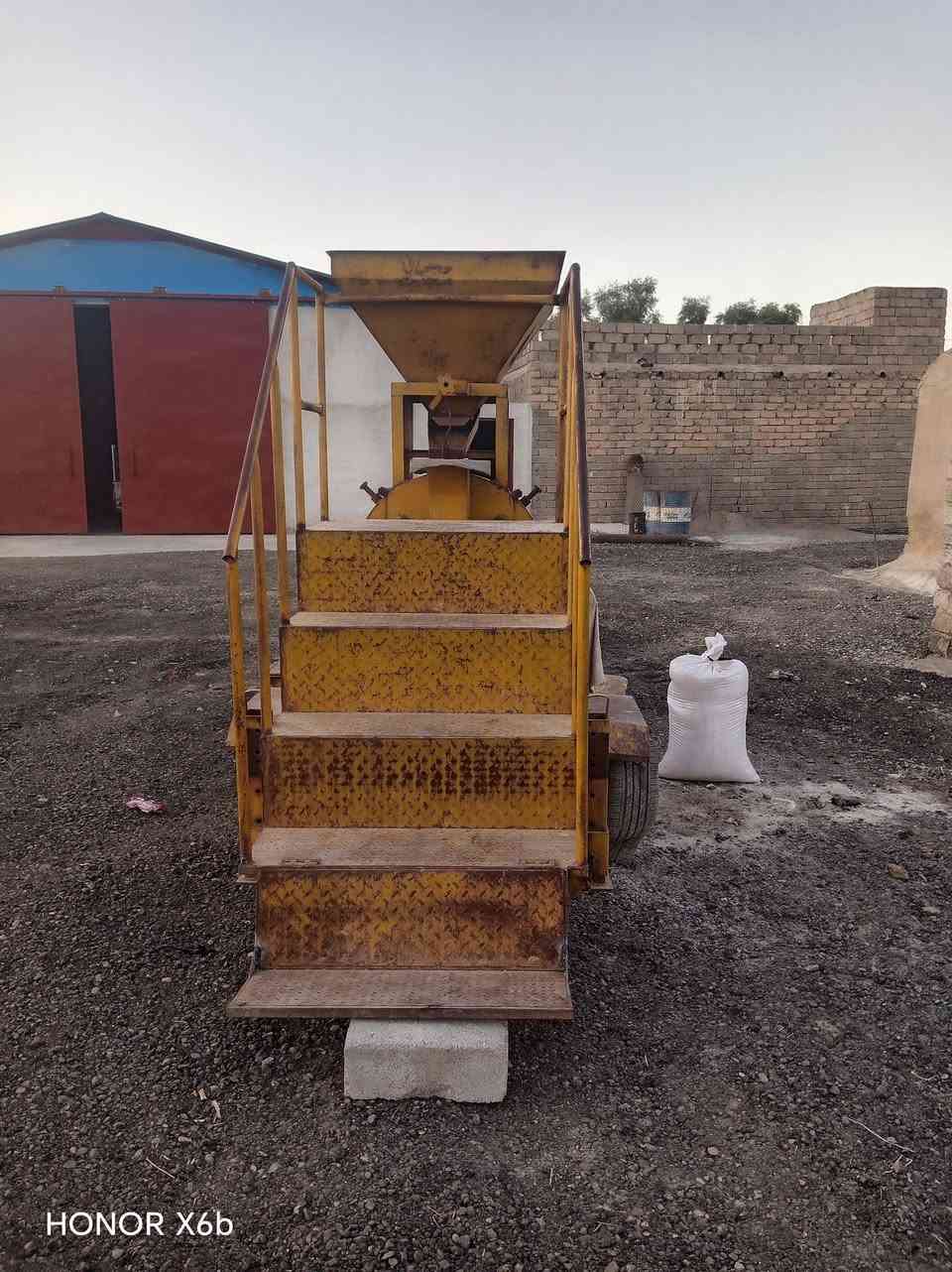 السلام عليكم للبيع طاحونه حجم 30 العنوان مفرق كياره
*********** /***********

نص مكتوب في الصور:
- HONOR X6b