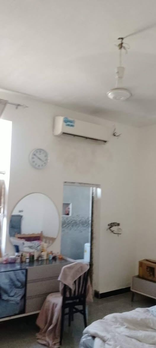 بيت للبيع مساحه 250 متر
طابو زراعي الرشيده قرب دكتور قتيبه 
يحتوي  2 غرف نوم 5/4
صاله 6/4
استقبال 7 في 4
يوجد قاعه اسفل البيت 
مساحه 180 متر 
***********
***********

