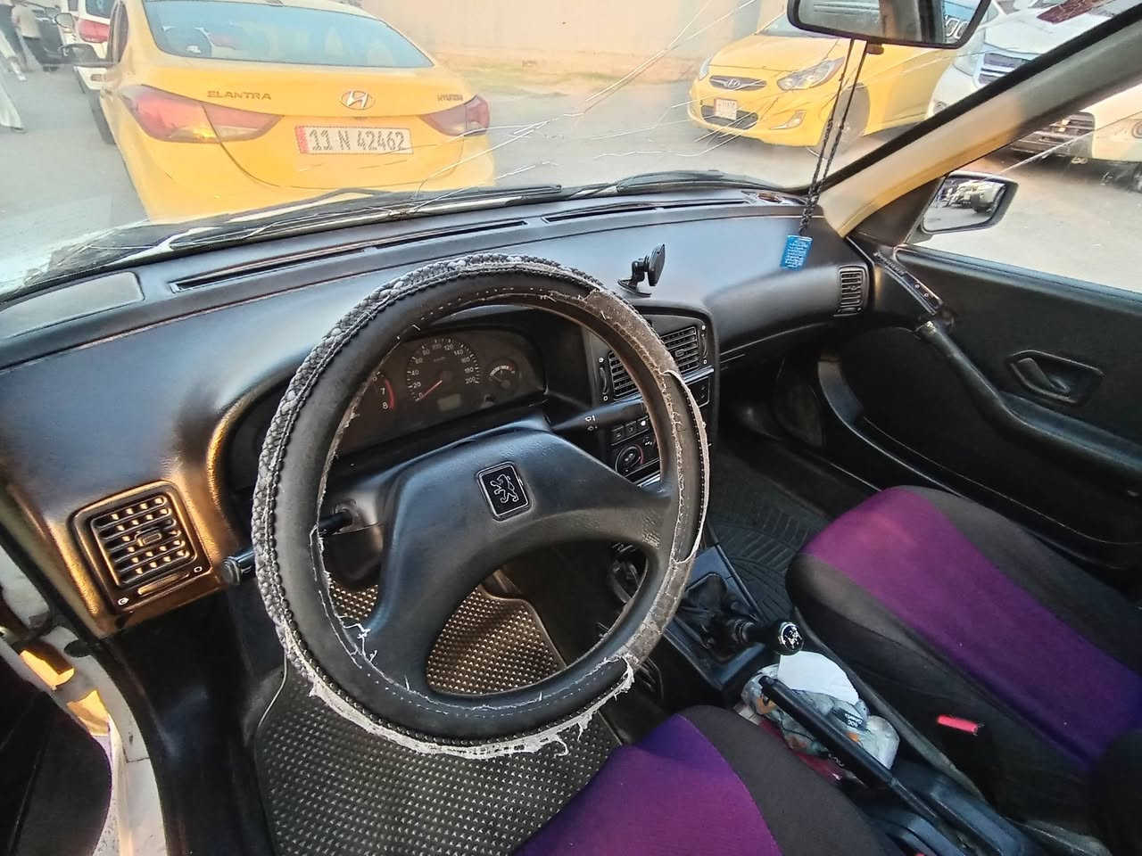 بيجو ٢٠١٢ باسمي بيه طخطخات فقط كير مكينه تايرات جدد ٣٦ وبيه مجال بسيط ***********
