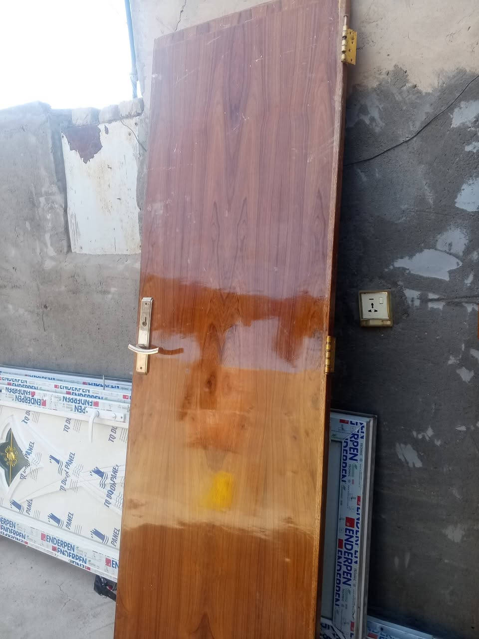 سلام عليكم هاذه باب للبيع ديكور  اربع قطع المكان كوت حي الحكيم الاستفسار علا رقم ***********
