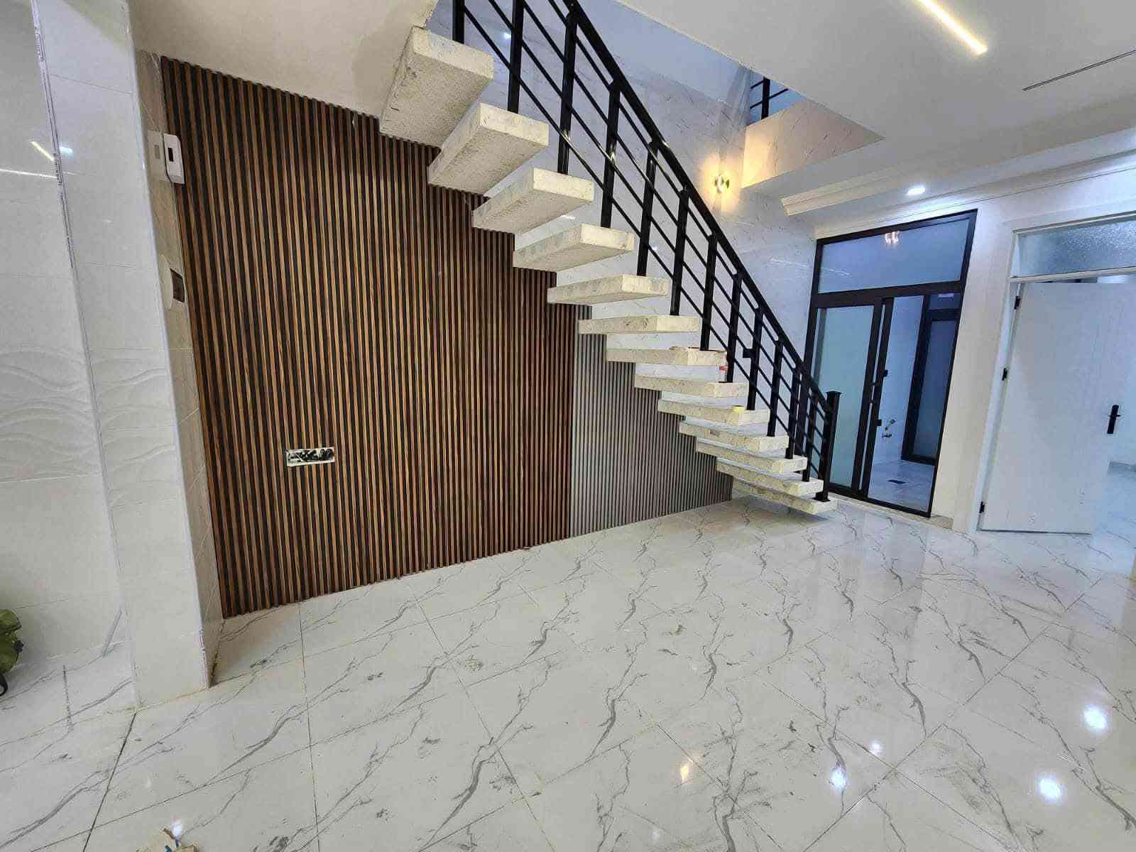 مستعدون لتركيب بديل الخشب والرخام لل (مطبخ /حمامات /صالات /غرف النوم / بديل الخشب الخارجي /بديل الحجر )باحدث الديكورات وأسعار مناسبه  ***********📞وتساب

نص مكتوب في الصور:
- اللون الملكي