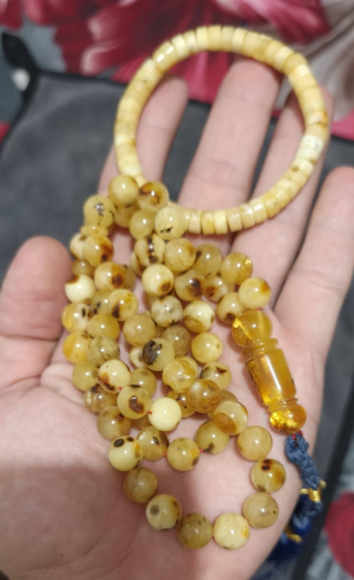 السلام عليكم خواتم عدد ٢
وسبحه كهرب شوائب  وسوار جبس رجالي 
للبيع السعر ٢٠٠ الف قطع شخصيه مو بياع شراي ماعندي توصيل عنواني بغداد  تواصل وتساب ***********
