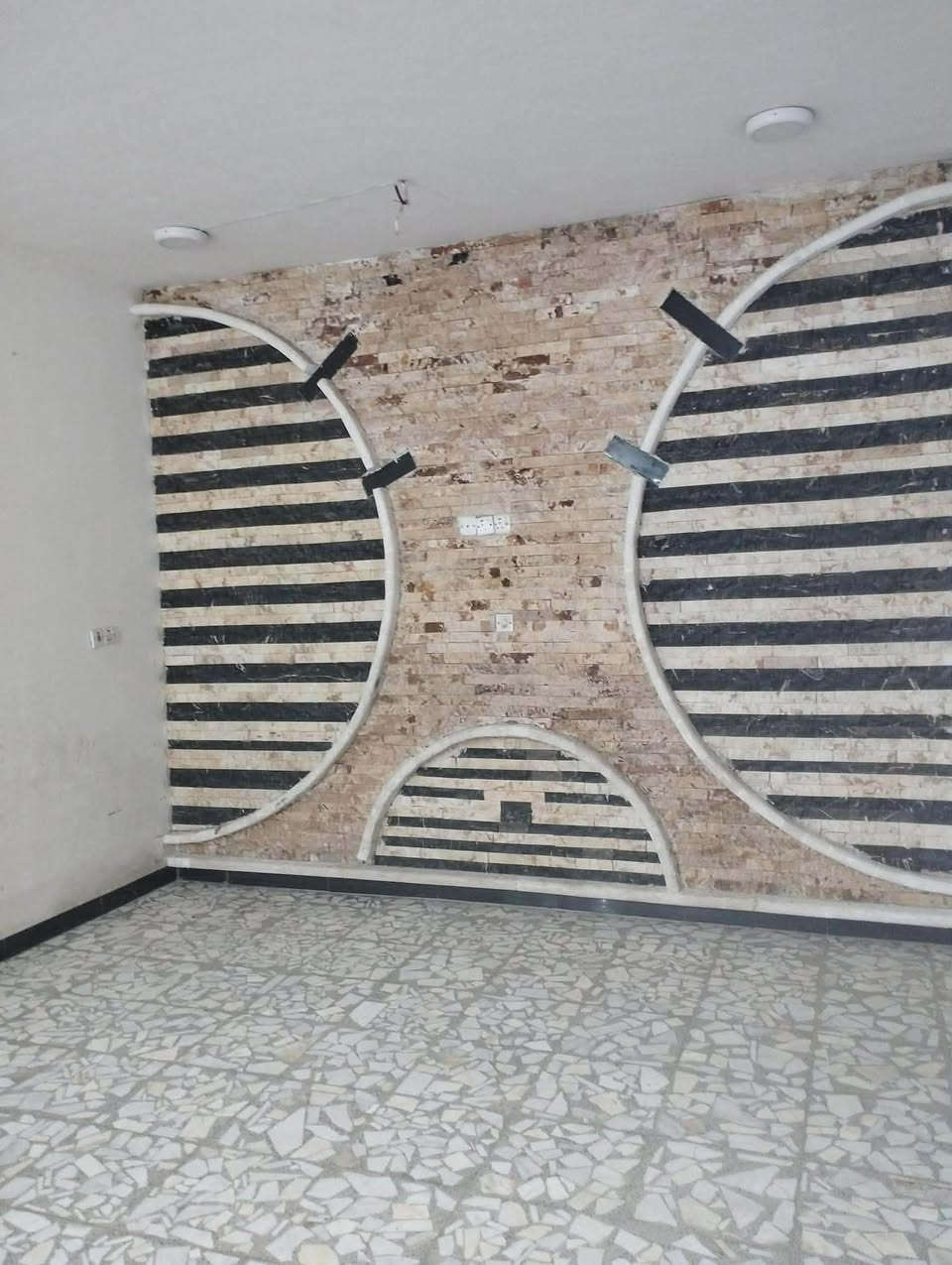 بيت للايجار مساحه 225 متر طابقين غرف نوم 3 صحيات عدد 3 استقبال كلدور مطبخ حار وبارد موقعه شارع 80 حي القضاة شارعه 30 متر سعر الايجار 400 قفل تفاصيل اكثر
 ***********
***********
