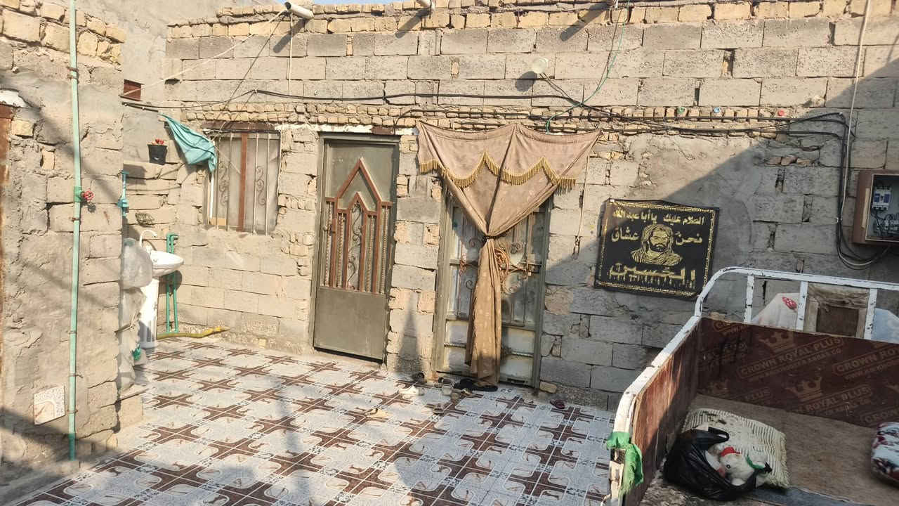 بيت زراعي للبيع ناحية فضليه حي بيطره مساحة ١٥٠ بناء بلوك سقف عكاده غرف ١ صاله مطبخ طارمه صحيات حديقة خدمات ماء كهرباء شارع سعر ٢٠ وبي مجال قليل وتصال عله رقم *********** وتصال عله واتساب
