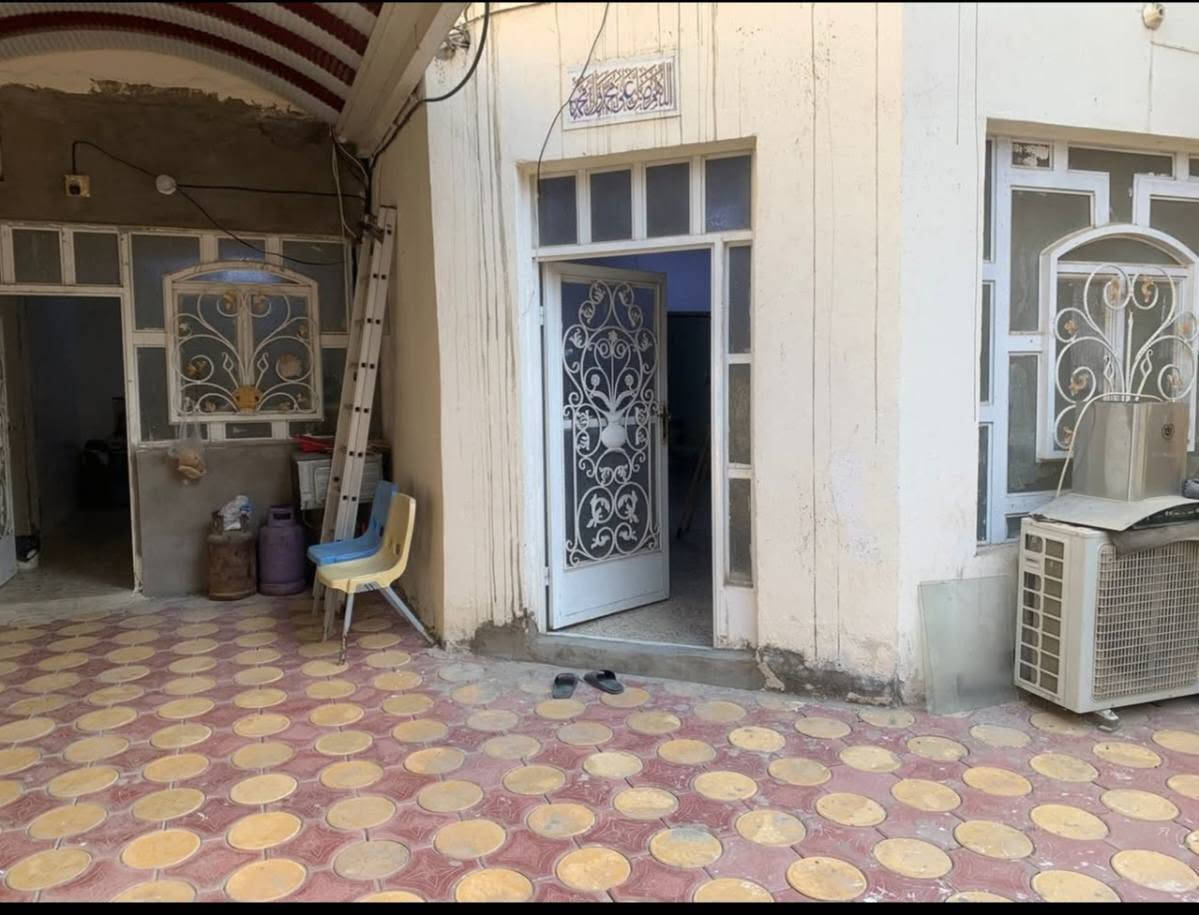 بيت للبيع 🏠
بحي العسكري كوفه  يبعد 5 دقائق عن مسجد السهلة 
المساحه 170متر  عرض الشارع 8متر
الطابق الارضي ستقبال و صاله و مطبخ و صحيات 
ساحه خارجيه معه صحيات 
الطابق الثاني يحتوي على غرفتين نوم 🛌

للتواصل :📞***********
طابو صرف
