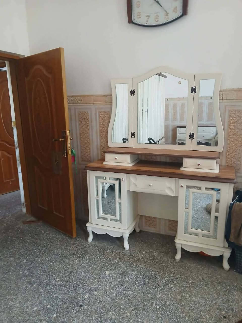 السلام عليكم ورحمة الله وبركاته 🖐️ غرفة نوم للبيع تركي جديده استعمال قليل كلش نضيفه للاستفسار خاص 📩✨ او اتصال على هذا الرقم 🤙✨***********
