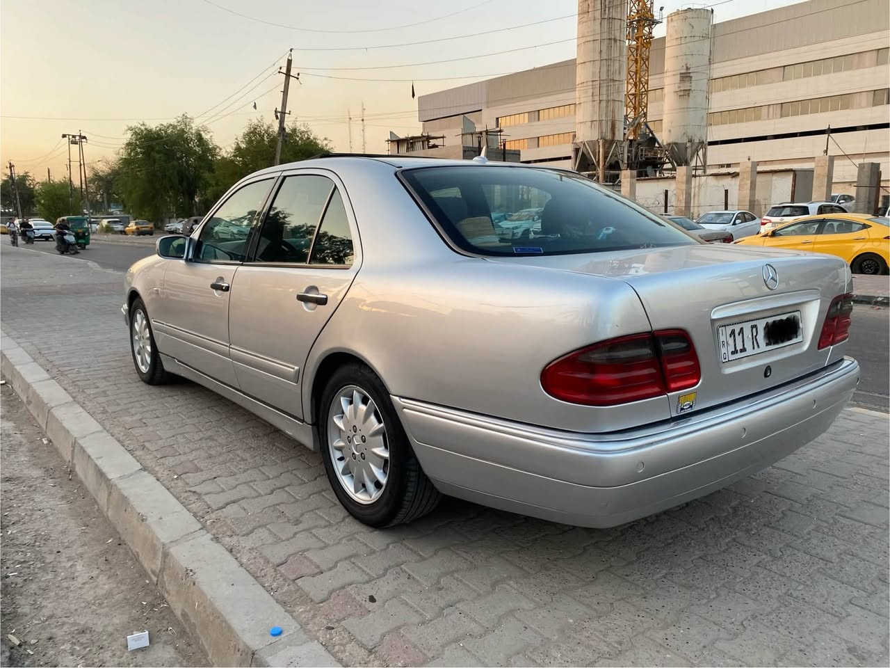مرسيدس ام عيون W210 للبيع فقط
صبغ عام سبب الجراد بدون حادث 

مكينه 320 V المرغوب  گير D4 سلايت روف مرايات اشاره وشفط صدر امامي خلفي جديد كهربائيات كلها بلاد لايت زنون تبريد ثلج رقم بغداد بسمي تحويل مباشر السياره جاهزه من كلشي #️⃣محرك ڤي V بلادي مو خراطيم #️⃣ 

مكان السياره بغداد الكرخ  *********** واتساب 

السعر خاص
