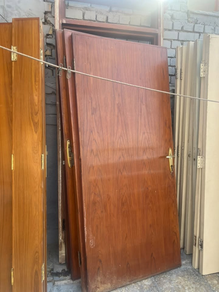سلام عليكم بوب صاج درجه أولى انضاف جداً  7 مصبوغات ابيض و٣ بلاديات + نرمادتين فقط + باب مدخل ثقيل. اليريد كلهن اليريد منهن عادي ابيع مكاني بغداد عامريه متواجد واتساب رصيد. ***********
