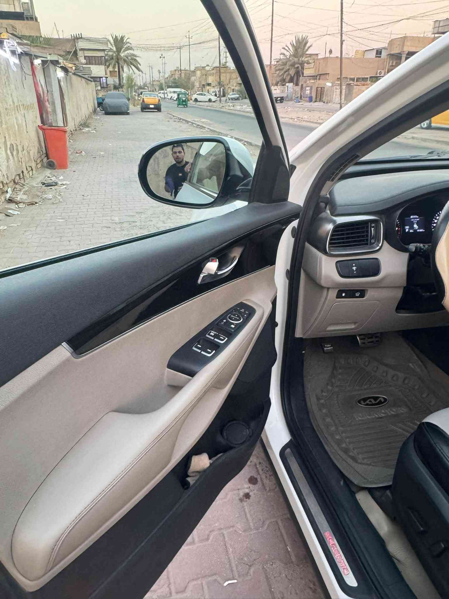السلام عليكم 
سورنتو مديل 2020
خليجي مكفوله من صبغ وتبديل 
بيه فقط بارد بل جاملغين بسيطات 
سياره فول موصفات 
ما عده الفتحه 
بصمه 
كشنات كهرباء 
كشنات جلد 
7 راكب 
وبعد بيه موصفات هواي 
سعر السياره 222 وبيه مجال بسيط 
مكان السياره بغداد جديده 
اي ستفسار 
***********
