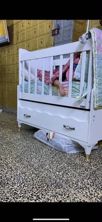 سرير اطفال للبيع ويه مندر مالته وتول والله بعده جديد مابيه ضربي ماعندي...