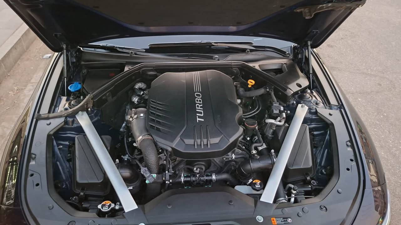 Genesis G70 Sport Prestige 🔥

🔹 المحرك: 3.3L V6 Twin Turbo
🔹 الدفع: خلفي RWD — المرغوب
🔹 القير: أوتوماتيك 8 سرعات
🔹 وضعيات القيادة: 5 وضعيات
🔹 Adaptive Suspension: تعليق متكيف يتغير حسب وضع القيادة
🔹 البصمة: دخول وتشغيل بدون مفتاح

🖤 الداخلية

• داخلية جلد طبيعي أسود
• تطريز رياضي
• أحزمة أمان حمراء
• كشنات كهرباء وتحكمات كاملة
• تدفئة وتبريد للكشنات
• كشنات بخاصية الخزن
• تنتة Alcantara سوداء رياضية
• مري شفط
• شحن لاسلكي
• Auto Hold

🎛️ التجهيزات والتكنولوجيا

• شاشة عرض Head-Up Display على الدشبول
• 5 كامرات
• كامرات 360°
• رادارات 360°
• نظام مراقبة النقطة العمياء
• نظام الخروج الآمن
• أنظمة قيادة ومساعدة شبه ذاتية
• نظام صوتي Lexicon
• بانوراما
• جنطة كهربائية
• علامة Genesis ترحيبية

🛞 الشكل الخارجي

• جنوط 20 إنش
• تجهيزات Sport Prestige الرياضية
• وباقي المواصفات المعروفة للفئة

🔥 مواصفات فل سبورت برستيج مع الدفع الخلفي المرغوب.
حادثها جاملغ وبنيد الأيسر  وبارد قليل 
مكان السياره بغداد الكرخ
سعر السياره 205 ورقات 
لتواصل مع صاحبها 
*********** بغداد, العراق
