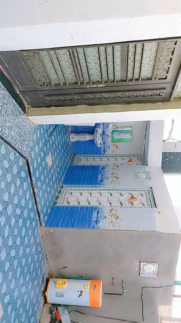 سلام عليكم..
🛑♦️ (بيع مستعجل)

دار للبيع في / حي الصدرين / خلف مخازن الكهرباء / قريب من السادة البو خطة / شارع مقابيل المولدة ..

المساحة الكلية/ 150 متر/ واقع حال 160 متر ..
الواجهة / 7,5 متر ..
النزال / 20 متر ..

الدار زراعي سند 25 /وفيه معاملة قرار تطويب ومشمول بمشروع التبليط والمجاري ..

يتكون من طابق واحد ..

طارمة+صحيات خارجية+مطبخ+استقبال+صالة+ 2 غرفة نوم+مجمع صحيات داخلية+منور ..

ملاحظة : بناء الدار طابوك .سقف كونكريت .والبيت كله سقف ثانوي كما موضح بالصور يعني جاهز مناقصه اي شي تجيب اثاثك وتجي تسكن ..تفضل شرفني وشوف بعينك بالحقيقة احلى وارتب من الصور ..

♦️♦️السعر :  ٧٠ وبي مجال 

للأستفسار 📲***********
