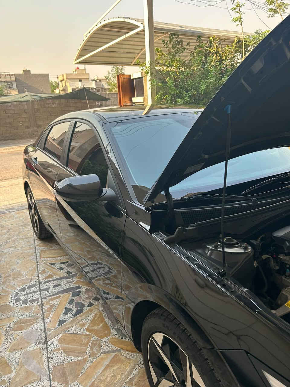 السلام عليكم (للبيع )
النترا موديل 2025 لون اسود   
دخول جديد بدون رقم 
حادثها موضح بالصور  دعامية  فقط  يعني كلين لا صبغ ولا بارد بدوووون إرباك 
الشاصي والدواخل سليمه 100‎%‎ 
كل قطعها بلاديه وبدون تبديل اي قطعه
المواصفات 
 
🔹 بصمة تشغيل + بصمة ابواب + صندوق ذكي يفتح عند الاقتراب 
🔹دشبول الكتروني 
🔹محرك 2000 دوش المرغوب
🔹فول رادارات 360 درجه+تدفئهبالمسنات & استيرن 
🔹كامره خلفيه + سستم صوت 
🔹كشنات مخمل + تشغيل عن بعد
🔹ويل كب سبورت رياضي بلادي 
وباقي المواصفات المعروفه 
السيارة بدون اي رباك بدون اي حادث على الفحص 
السعر ١٣٩
مكان السيارة بغداد البنوكً
***********
