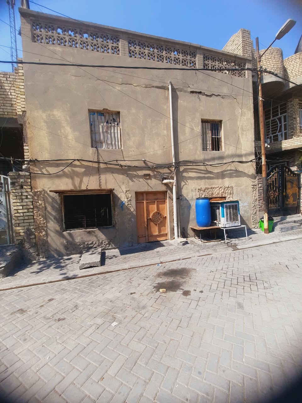 سلام عليكم متوفر بيت بناء قديم للبيع في مدينة الصدر قطاع 26 جنس الأرض طابو ملك صرف موقع بيت موقع مميز صاير وجهه على وسط الساحة مثل ما واضح بالصورة 
مساحة الدار 144 متر  السعر 190 مليون للأستفسار والتواصل على الرقم التالي ***********
