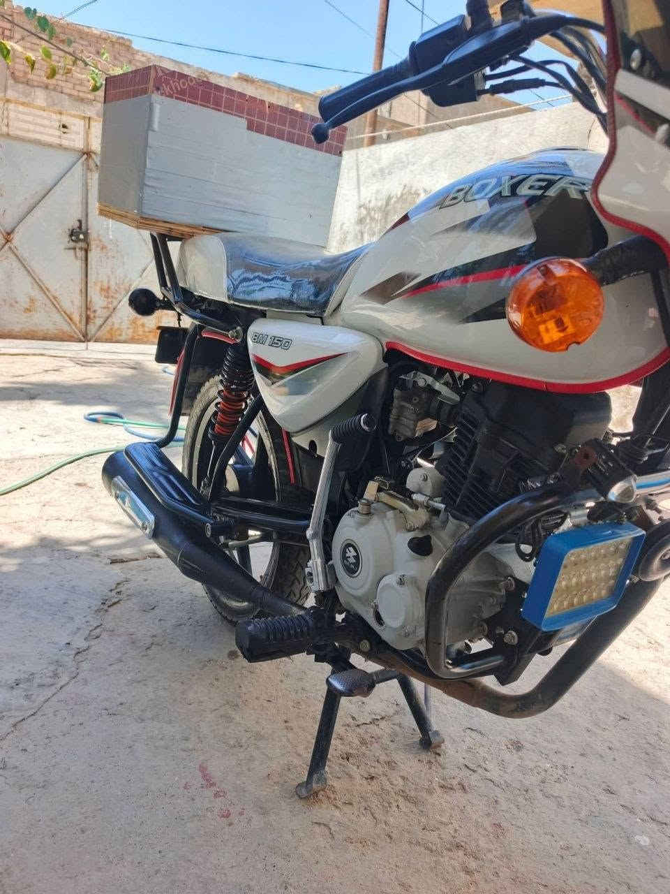 بوكسر موديل 2019شهر 12يوم29محسوب عل 20دراجة حيل حيل نضيفه مال بيت ما مشتغله توصيل ابد ماشية 27الف اوراق اصولي شرط ترقيم دراجة كلها بلادية ما مبدل بيها اي شي مفتوحه بس بوشة بلادية بدلت ولفات وبستم فقط لا تنقيص ولا تبخير مابيها اي نقص كلها شغاله كهربائيات كيج بانزين عداد سرعة  تخم تاير جبلي بيها مكاني ديالى بعقوبه *********** سعر 950وبيها مجال شي بسيط
