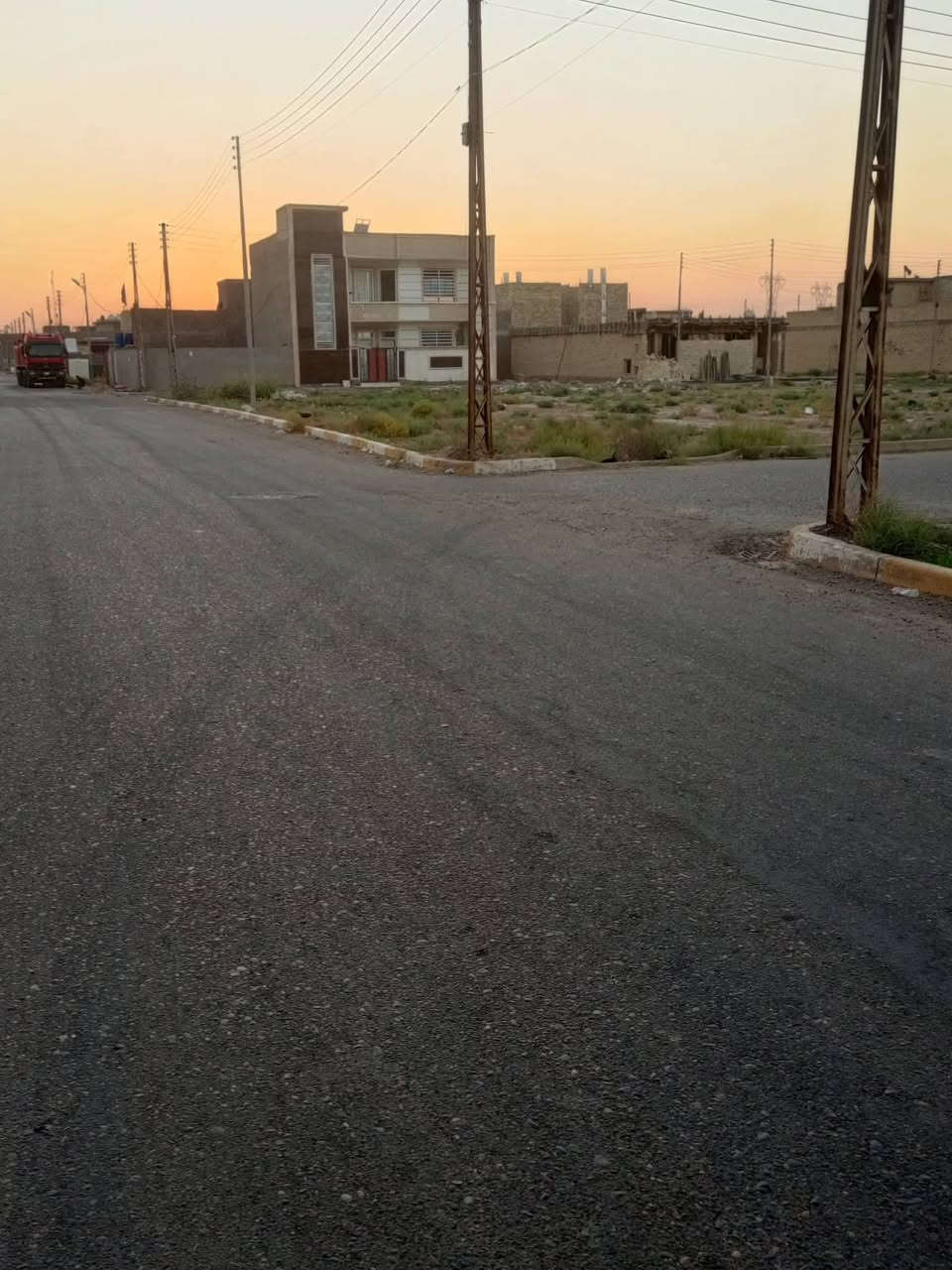 السلام عليكم قطعة الأرض للبيع في مجمع الكرغوليه قرب مجمع سرايا السلام 400 متر  سند 25 خدمات كامله تبليط وماء ومجاري السعر  60    ***********
