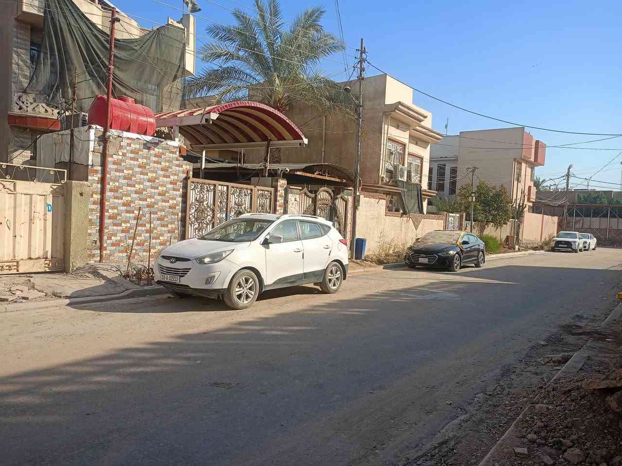 اسف على الاطاله❤️❤️
السلام عليكم 

 الدار للبيع الموقع حي الطياره خلف الدفاع المدني مجاري تبليط امطار 

المساحه 299 

الواجها 11 متر  

النزال 24متر  

يرهم للسكن ويرهم قطعه ارض 

غير متواجد على الفيس 

سعر المتر 2 مليون عراقي وبي مجال للتفاوض 

 رقم صاحب الدار ***********

 لأي استفسار 🤍
