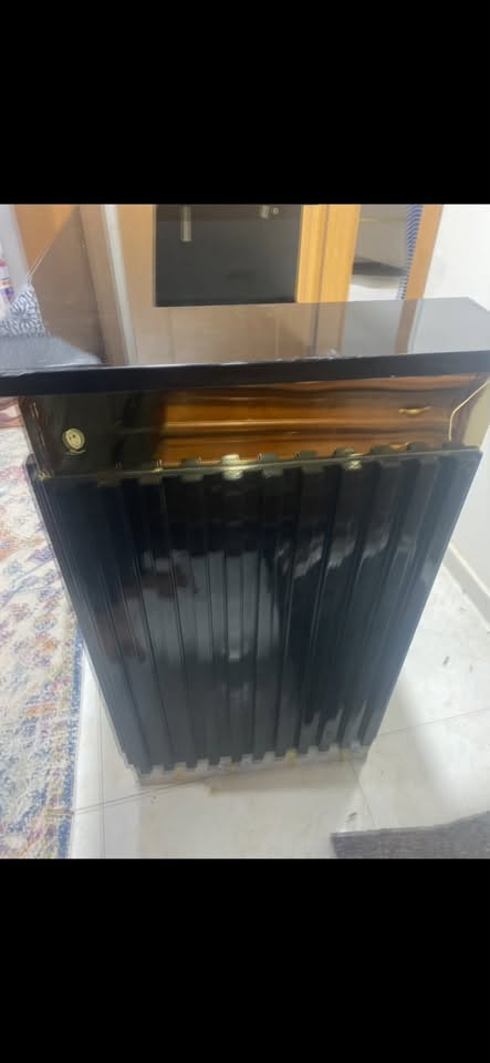 ميز كاشير شبه جديد معروض ١١٠ الف للتواصل
*********** بغداد

