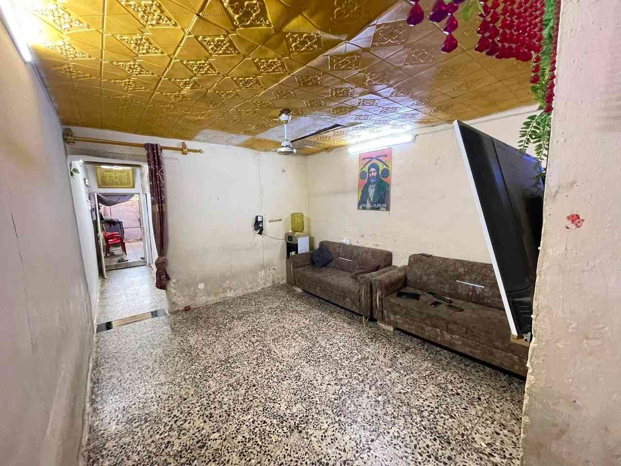 سلام عليكم نصف قطعه للبيع الموقع مدينه الصدر قطاع 52  محتويات المنزل يتكون من حوش وحمام وتواليت ومطبخ بل حوش هذني نوب استقبال معزوله وصاله وغرفه وترك وفوك غرفه وحده هاذه كل محتويات البيت عكاده سعر 118 وبي مجال وخادم للطيبين رقم ***********
