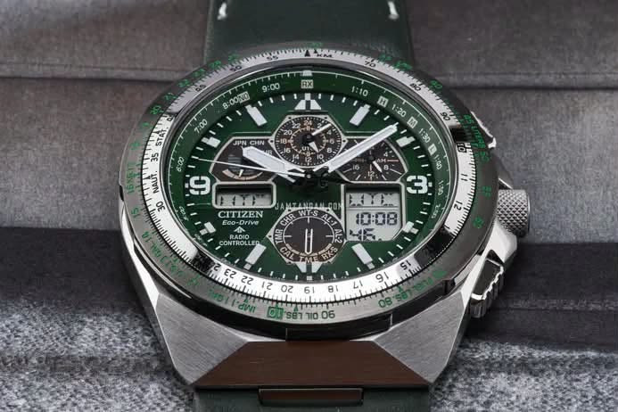 CITIZEN 
Promaster Skyhawk A-T Chronograph
 أحـدث اصدارات شركة ستزن طيارين 
بروماستر / سكاي هوك / راديو كونترول 

جديد كامل المرفقات

مقاوم للماء 200 متر 

القطر 45

احتاطي الطاقه يصل إلى 6 اشهر 

سير جلد طبيعي 

زجاج ياقوتي مضاد للانعكاس

عرض 24 ساعه 

عرض التاريخ / الشهر / اليوم 

موشر انخفاض الطاقه 

توقيت دائم

موشر LED

كرونوغراف 

توقيت 43 مدينه 

يمكن التحكم فيها عن طريق الراديو 

توجد خدمه توصيل 

***********

نص مكتوب في الصور:
- AMTANGAN