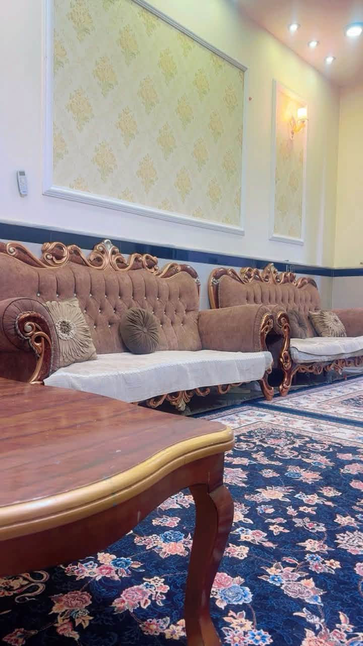 السلام عليكم يوجد بيت للبيع جنس العقار طابو زراعي سند 25المساحة 130 متر بيع مع الاثاث الاثاث كله اسباني درجة اولى البيت طابقين جديد بناء حديث  طريق حلة ديوانية منطقة الدبلة يبعد عن الشارع الرئيسي 50 متر 
للاستفسار الاتصال ع الارقام التاليه
***********
***********
