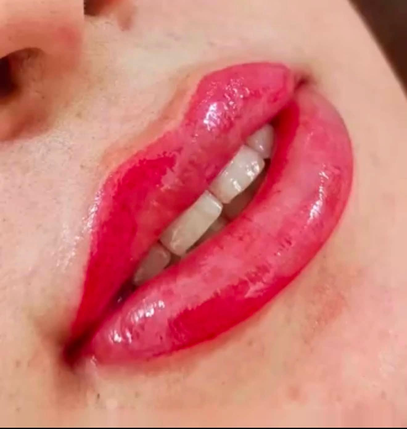✨ لأن جمالك يستحق عناية تليق بك ✨

في Veloura Beauty Center جمعنا لكِ كل ما تحتاجينه لإطلالة متكاملة في مكان واحد وبأسعار مناسبة💗
💉 فيلر وبوتوكس
💋 توريد وتجميل الشفاه
✨ عناية وتنظيف البشرة
💇🏻‍♀️ قص، صبغ وتسريحات الشعر
💅🏻 أظافر وبيوتي كير
👁️ رموش ومكياج
والمزيد من خدمات الجمال والعناية 🌷

 — تفاصيل صغيرة، فرق كبير. 📩 للحجز والاستفسار تواصلي معنا عبر الواتساب ***********.

