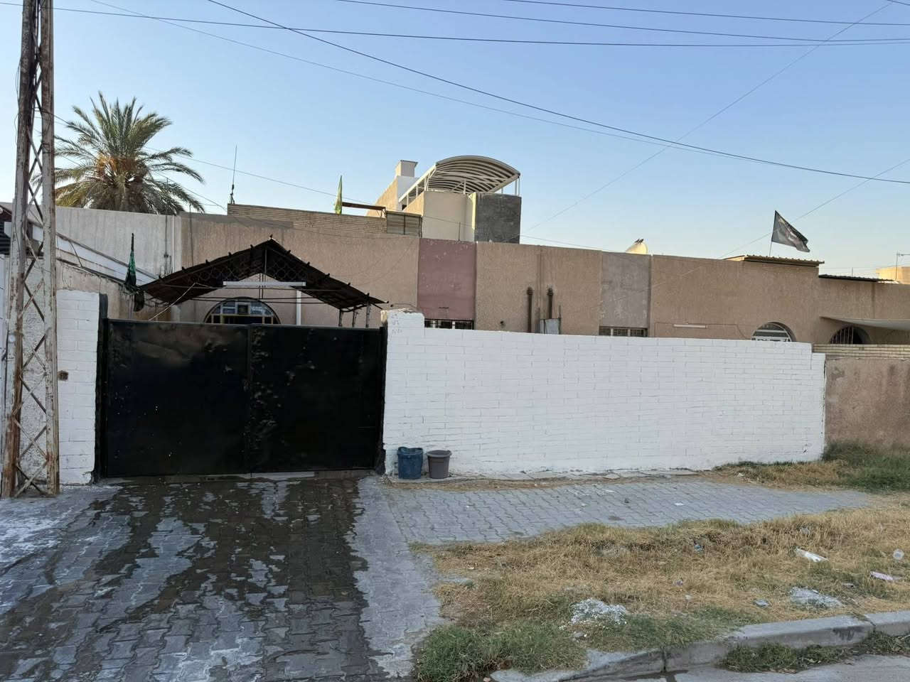 بيت للبيع في مدينة الذرى مقابل بيع المباشر قرب فلكة شهداء البياع المساحة 250 متر واجهه 10 نزال 25
غرفتين نوم وهو ومطبخ حار بارد واستقبال وحمام كبير وكراج وحديقه .
بناء كلاسك مسلح نظيف وجاهز للسكن(فارغ)
المنطقة معروفه كهرباء 24 ساعه وماء خابط للحدائق وباقي الخدمات
*********** بأسمي شخصيا
