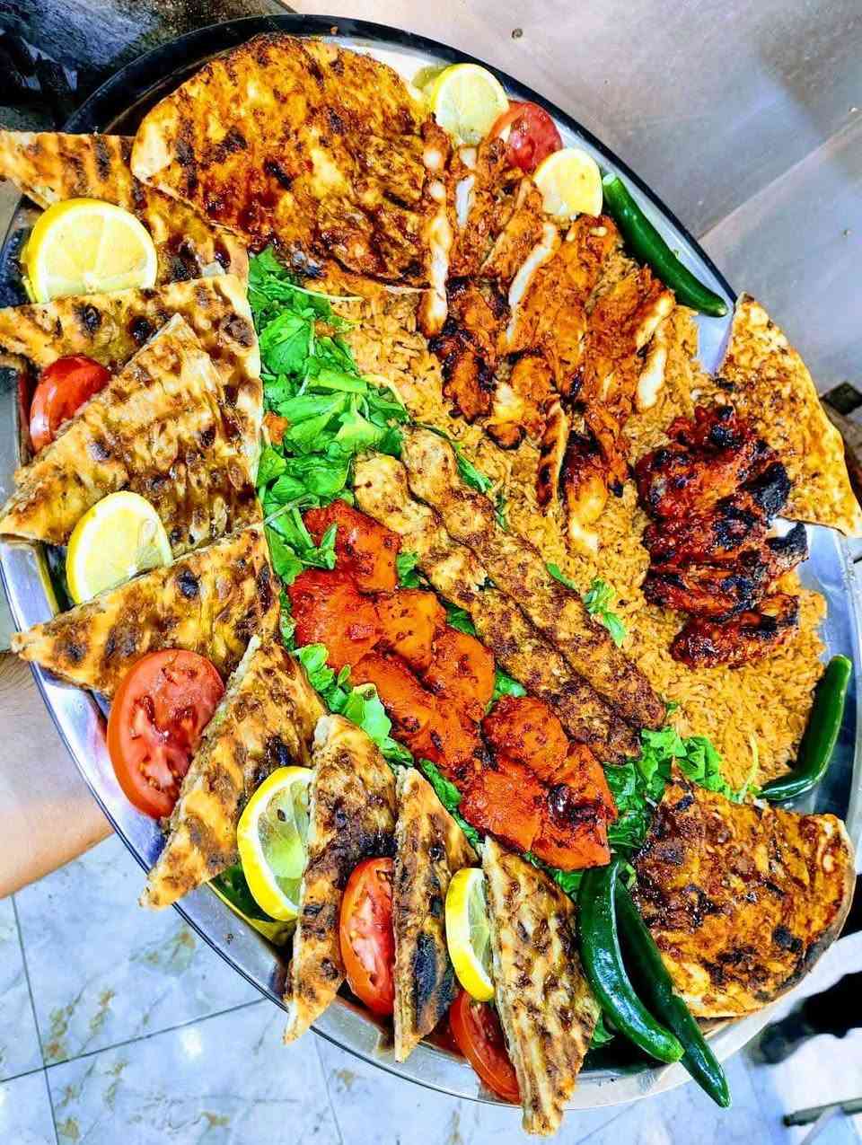 السلام عليكم..شيف مشاوي عام بكل أصناف المشويات أكثر من 10انواع بالكباب والتكك ومسحب دجاج وعرايس لحم  وعرايس مارينا وشيش طاووق واجنحه  والتمن الأحمر وكباب المتر وصلصات المشاوي بطريقه جدآ احترافيه شرط النكهه مختلفه متفرغ للعمل سكني بغداد الكرخ..*********** فقط بغداد الكرخ اشتغل..
