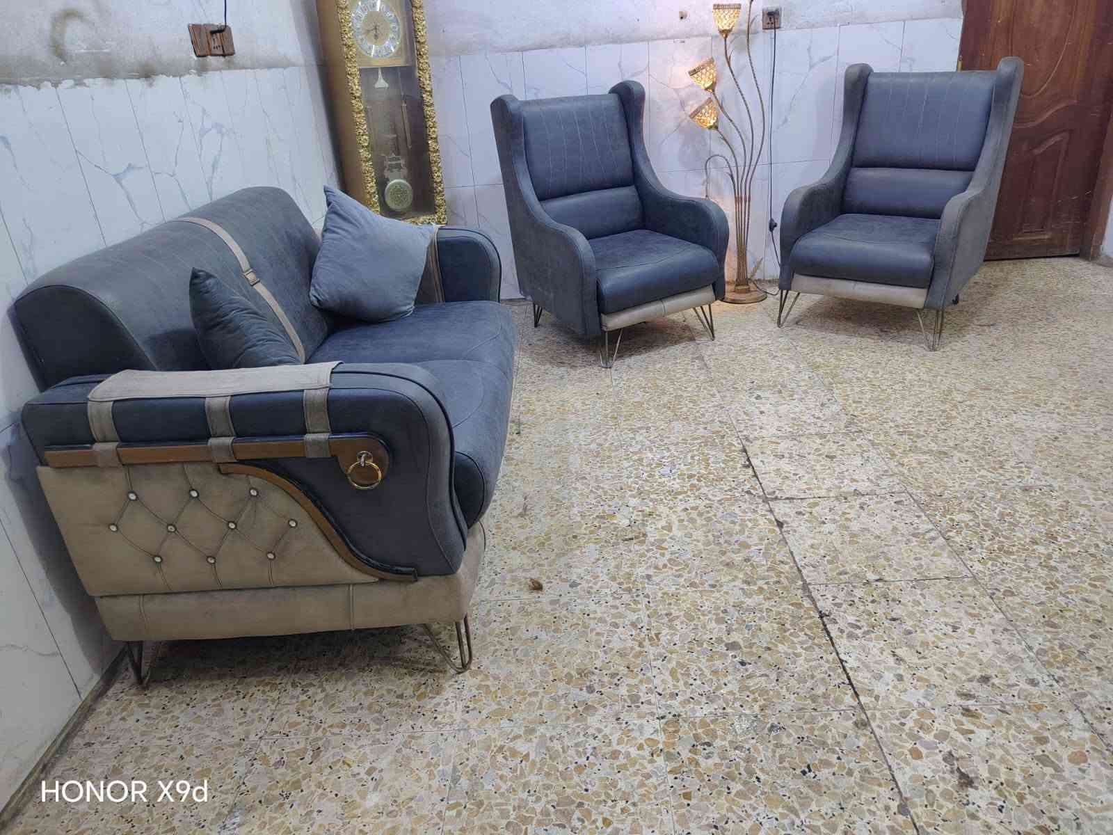 تخم 7 مقاعد نظيف
سعره وبي 220 مجال مكان البياع 
اكو توصيل ب واتساب 
***********

نص مكتوب في الصور:
- HONOR X9d