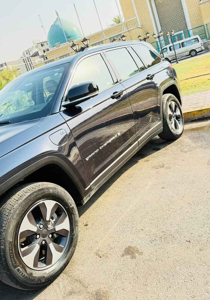 🔷للبيع سيارة جيب كراند شيروكي 4xe

🔷سنة الصنع : 2024

🔷اللوحة : بغداد

🔷الضرر : تبديل بنيد نفس اللون مع تبديل وصبغ جاملغ امامي. 

🔷بدون ضرر في الايرباك

🔷المواصفات:

🔹حجم المحرك 4 سلندر تيربو

🔹عداد المسافة 35 الف 

🔹بصمة ابواب وتشغيل عن بعد
🔹فتحة سقف بانوراما
🔹رادار امامي وجانبي وخلفي
🔹تنبيه الخروج عن المسار
🔹كراسي جلد
🔹كراسي كهرباء
🔹تدفئة الكراسي الامامية والخلفية
🔹جنطة كهرباء
🔹حساسات خلفية
🔹ويل كب حجم 20 انج مع اطارات بحالة جيدة
🔹لايتات LED بالكامل
🔹وضعيات قيادة
🔹شاشه تحكم بالايعازات
🔹تحكم ستيرن جهتين

🔹مع باقي المواصفات الاعتيادية

☎️ الاتصال :
***********
