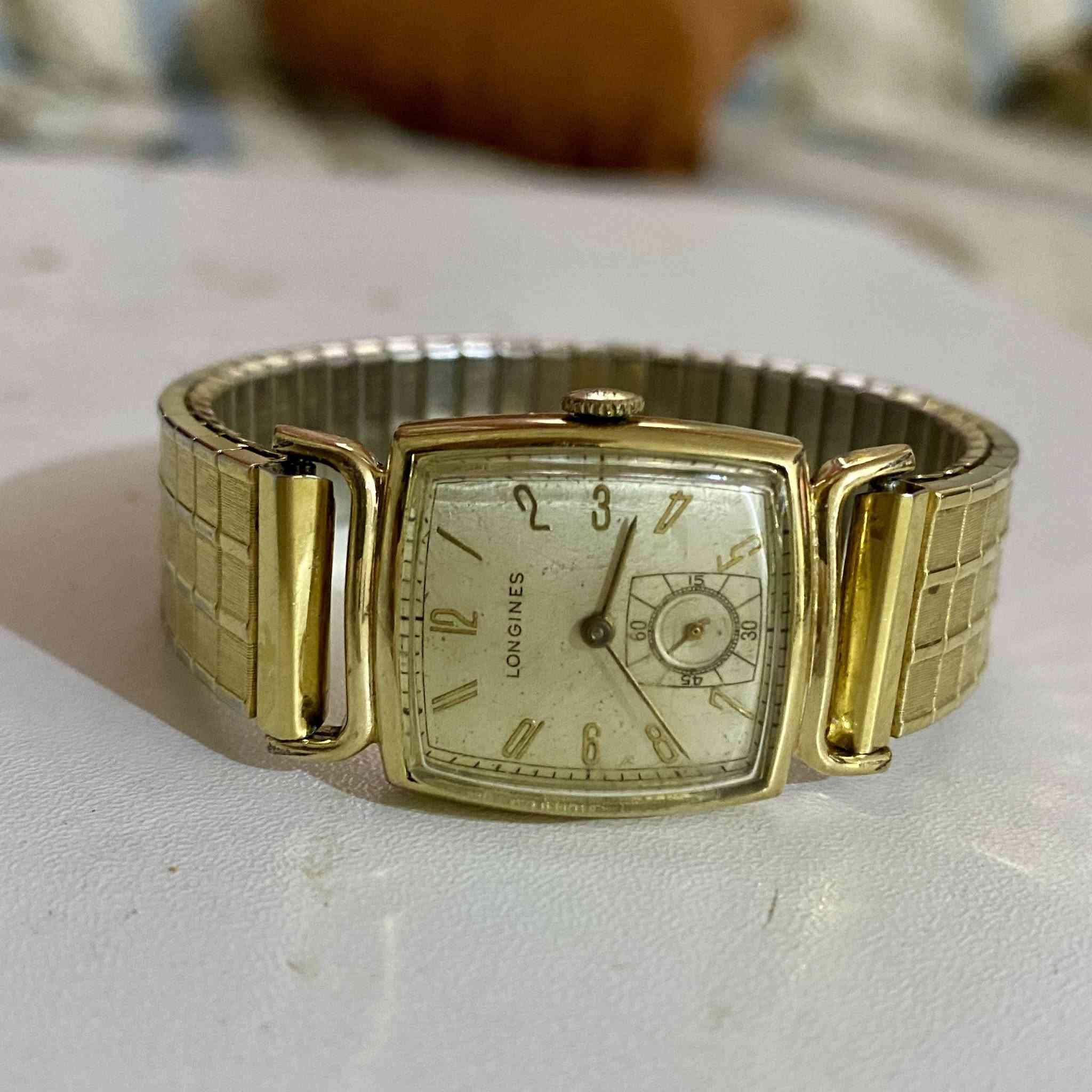 لونجينز (LONGINES) 

سويسري فنتج انتاج العام ( 1947 ) 
نصب تكويك 17 حجرا 
تغليف ذهب 10 ( 10k gold filled )
ميل ثواني منفصل على الرقم 6
مينا شامبان بارقام عربية 
سير ذهبي مطاط 
ابعاد الساعة : العرض 23 ملم بدون قياس التاج / الطول 28 ملم دون قياس العروة (الاذان)
الماكنة نظيفة جدا 

توصيل لجميع المحافظات العراقية 
واتساب على الرقم ( *********** ) .

السعر النهائي : 120 دولار 

#ساعات 
#ساعات_فنتج 
#watch_men_vintage
#hamilton_watch
