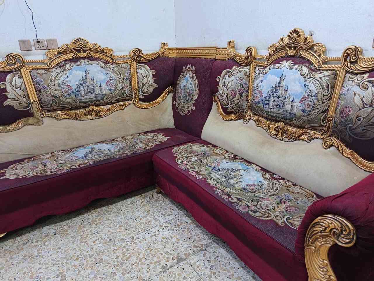 ديوان ملكي تكمه نظيف جدا 12مقعد ب300الف وبي مجال المكان الوشاش *********** يوجد توصيل بكروة يوجد واتس اب
