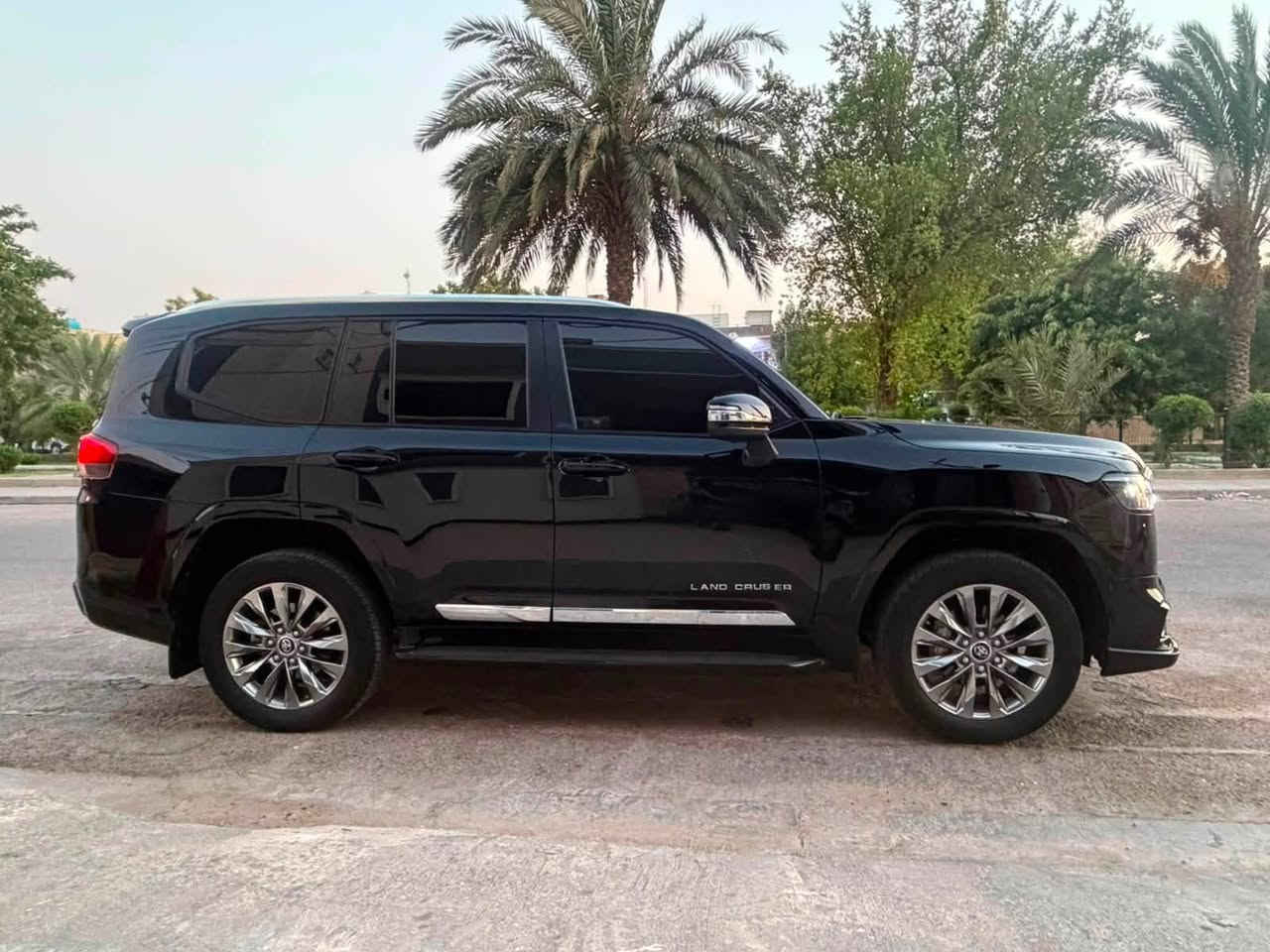 لاندكروز ٢٠٢٤ بريم لمتد جديده ومكفوله كفاله عامه مغلفه  PPF ماشيه ٢٠٠٠٠ فول كراسي كهرباء جنطه كهرباء شاحن وايرلس كشنات تبريد حساس امامي خلفي محرك ٤٠٠٠ تنفس طبيعي رقم بغداد باسمي سياره عندي من الزيرو مكاني بغداد الكرخ للاتصال *********** ممتواجد عل فيس
