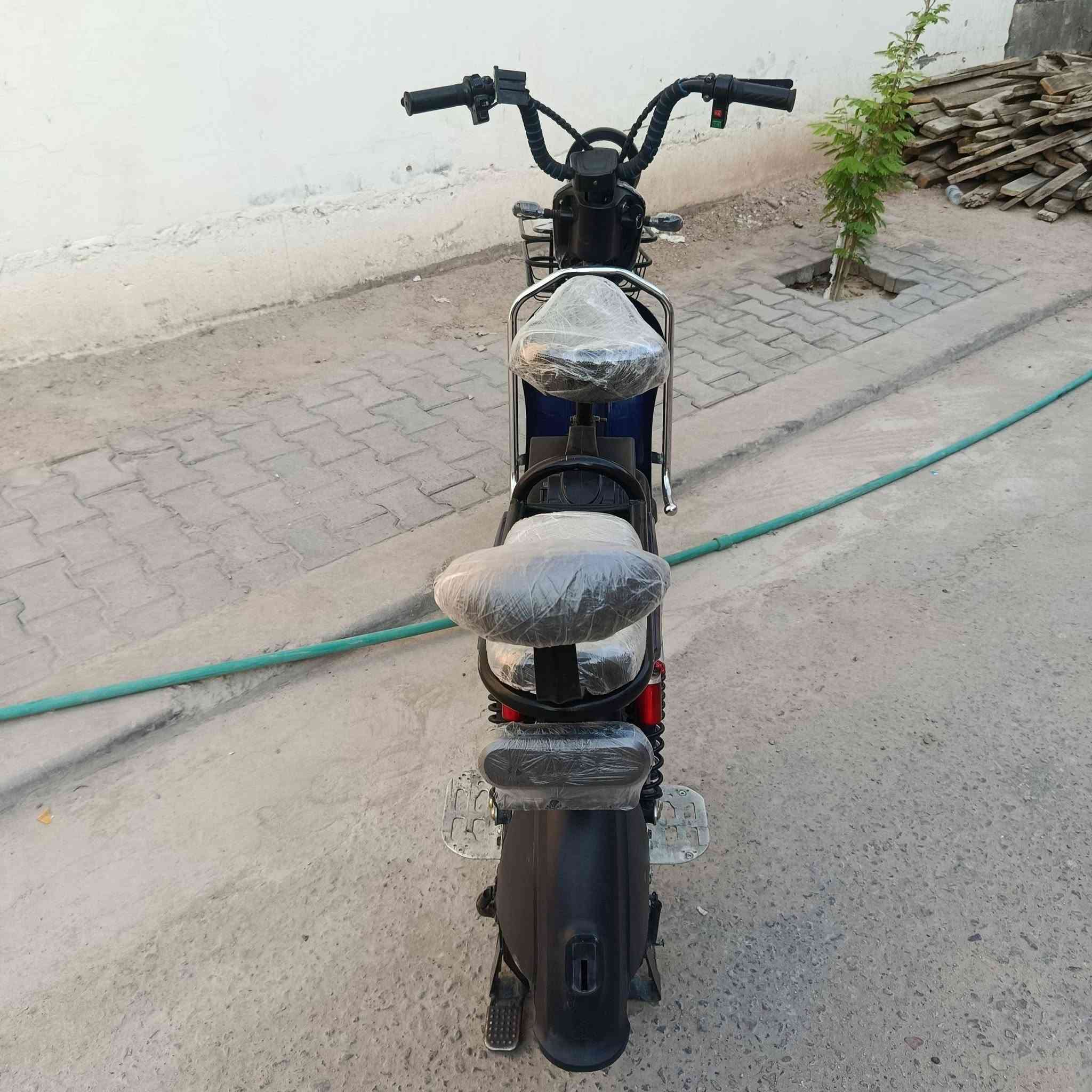دراجه شحن حجم 20 وكيل العارضي بعدهي جديده
سله + بريكات جدد + تايرات جدد + ملف 1200 

سرعه حقيقي 70 
دراجه نقصه بس شاشه 
بطاريات عل فحص 
سعره 250 وبيه مجال 
رقمي ***********
