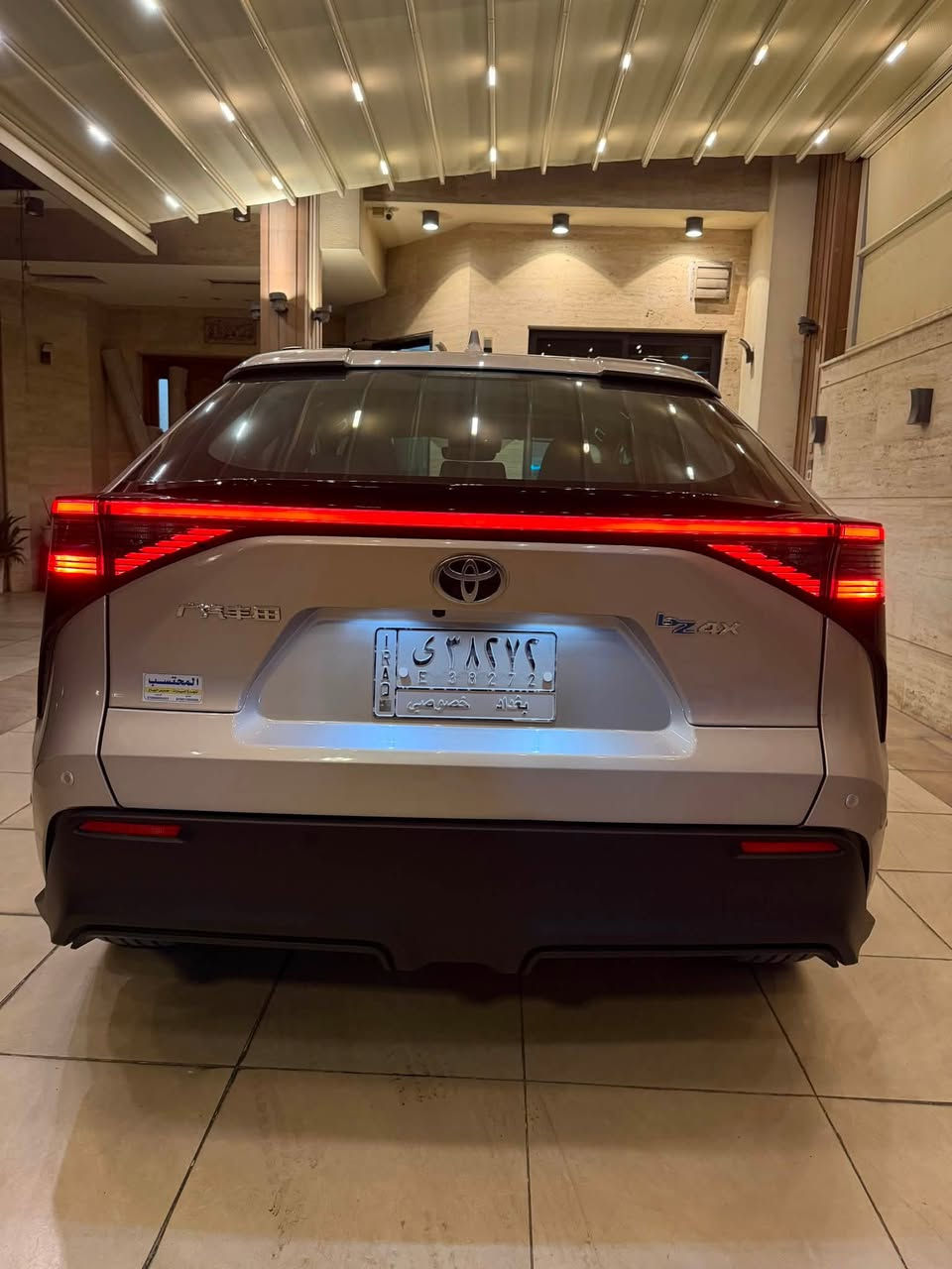 للبيع سيارة Toyota bz4x كهربائية بلكامل
2022، كهرباء بالكامل، بأعلى

مواصفات (فول مواصفات) وحالة

ممتازة جدا والمواصفات صيني

• الموديل: 2022.

• المسافة المقطوعة: 31 ألف كم

فقط (شبه جديدة) واستخدامي الشخصي

• المدى (Range): تقطع مسافة تصل إلى 500 كم بالشحنة

الواحدة. ويتغير حسب ضروف الاستخدام

حجم البطارية:  (71.4 kWh في هذا الموديل) يجي وياها الشاحن المنزلي الخاصة بيها

المواصفات والرفاهية

. التصميم الخارجي: سقف بانوراما، مري جانبية شفط (أوتو)، نظام بصمة للدخول والتشغيل.

• المقصورة الداخلية: مقاعد جلد

فاخرة (كهرباء) مع نظام ميموري

لحفظ الوضعيات.

• الراحة: نظام تدفئة وتبريد للمقاعد والمقود لتوفير أقصى درجات الراحة في كل الفصول.

• النظام الصوتي: سستم صوت jbl العالمي لتجربة صوتية

محيطية ونقية.

• التحكم: كير ماوس متطور، وتبريد بتحكم عن طريق شاشة لمس ذكية.

الشاشة جبيرة والدقه والالوان ممتازه جدا   وتدعم Apple CarPlay و Android Auto لاسلكي عم طريق تحويلة فلاش

الأنظمة الذكية والأمان:

• الرؤية: كاميرات 360 درجة

محيطية تمنحك كشفا كاملا

للطريق.

أنظمة الأمان المتطورة (Toyota Safety Sense):

 رادار أمامي: نظام منع الاصطدام وتحديد المشاة (Pre-Collision System).

 تحديد مسار: نظام الحفاظ على المسار والقيادة الذاتية المؤقتة (Lane Tracing Assist).

 كشف النقاط العمياء (Blind Spot Monitoring):  

 رادار خلفي: للتنبيه عند الرجوع للخلف من السيارات المارة.

Auto Park مساعد القيادة: نظام •

(ركن ذاتي)، وAuto Hold لتسهيل

القيادة في الازدحام.

• الثبات: نظام نزول المنحدرات،

عزل السيارة ممتاز جدا والقياده سلسه وناعمه والي يريد يشوفه يجي وهلا بي

السعر 24 الف دولار وبي مجال  للشراي

للاستفسار  : ***********
