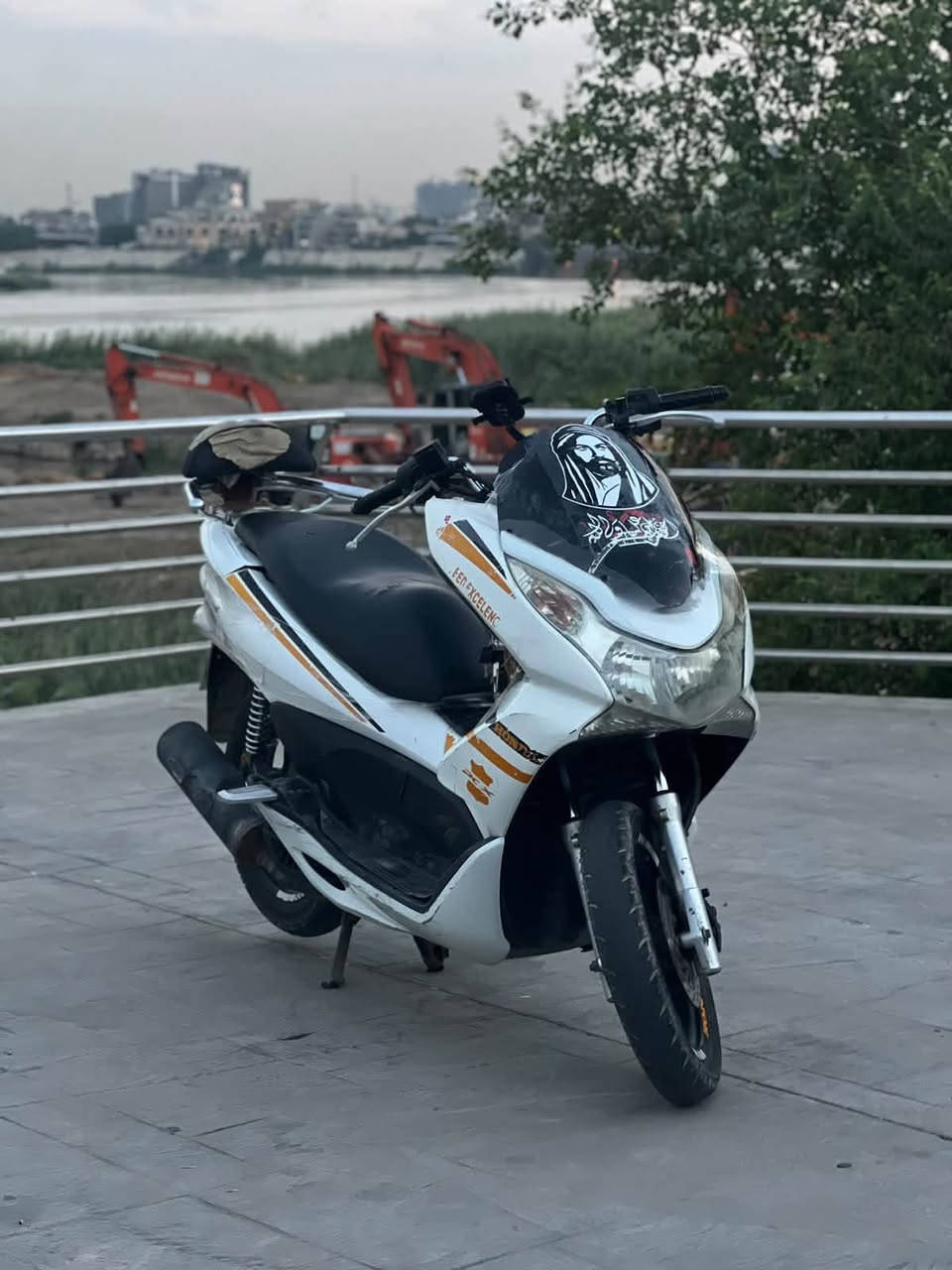 سلام عليكم pcx جيل اول ياباني 
لـون : ابيض .
كفرات ابلاديه .
كهربائيات شغالة وكـاملة .
أي نقص مابيهاا الدراجـةة كاملة لأخـر حبه .
استاند حـساس .
شرط ترايـك 160 دراجة نضيـفة وبلاديه .
سعَـرها مليون و200 الف دينار عراقي وبيهاا مجَال .
مكَاني بغداد الكاظمية متواجـد قيس ورصيد واتساب .
***********
