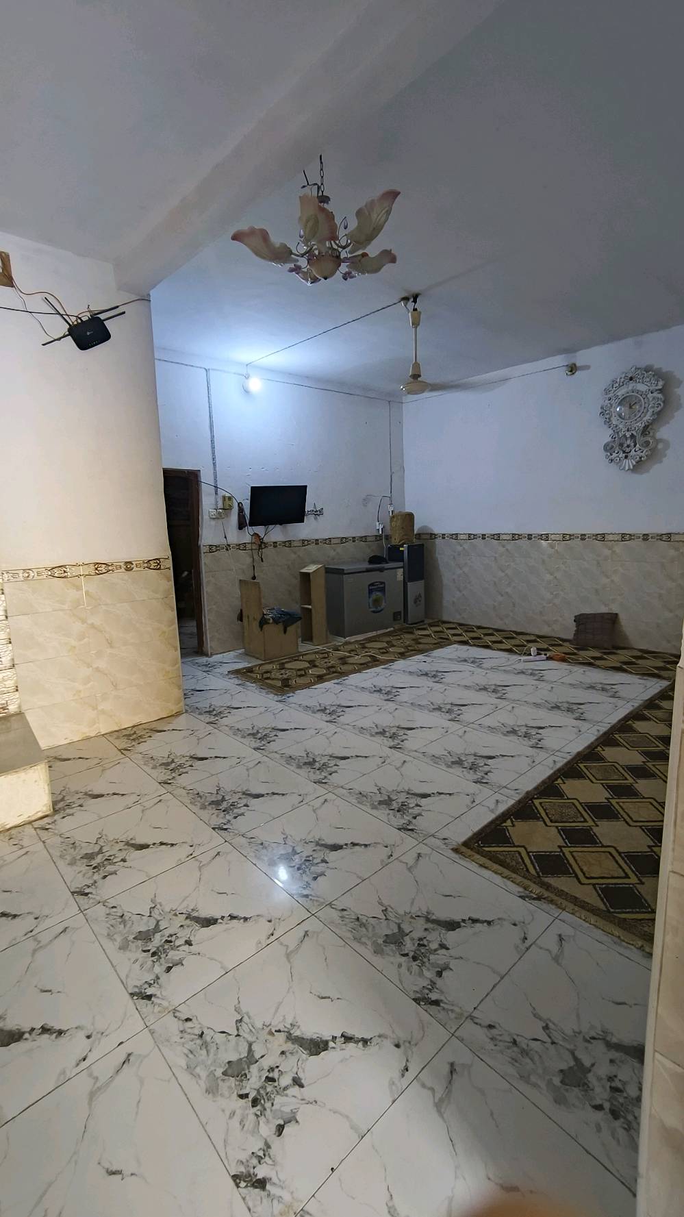 سلام عليكم ورحمة الله وبركاتة عندي بيت للبيع مساحته 400 وا مشتمل 100بيت +مشتمل ينباعن سويه زراعي قريب عله شارع رئيسي 200 متر اكبال بلديه شافعيه نزله تبليط سعره 55 وا بي مجال بيت بيه نضيف وا حوش مرتب وا حلو بيه صحيات داخليه وا خارجيه رقم هاتف ***********