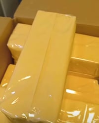 جبن شيدر 🧀🤍 طعم غني وقوام مرتب، ينفع للسندويچات والفطور وحتى للطبخ، وي...