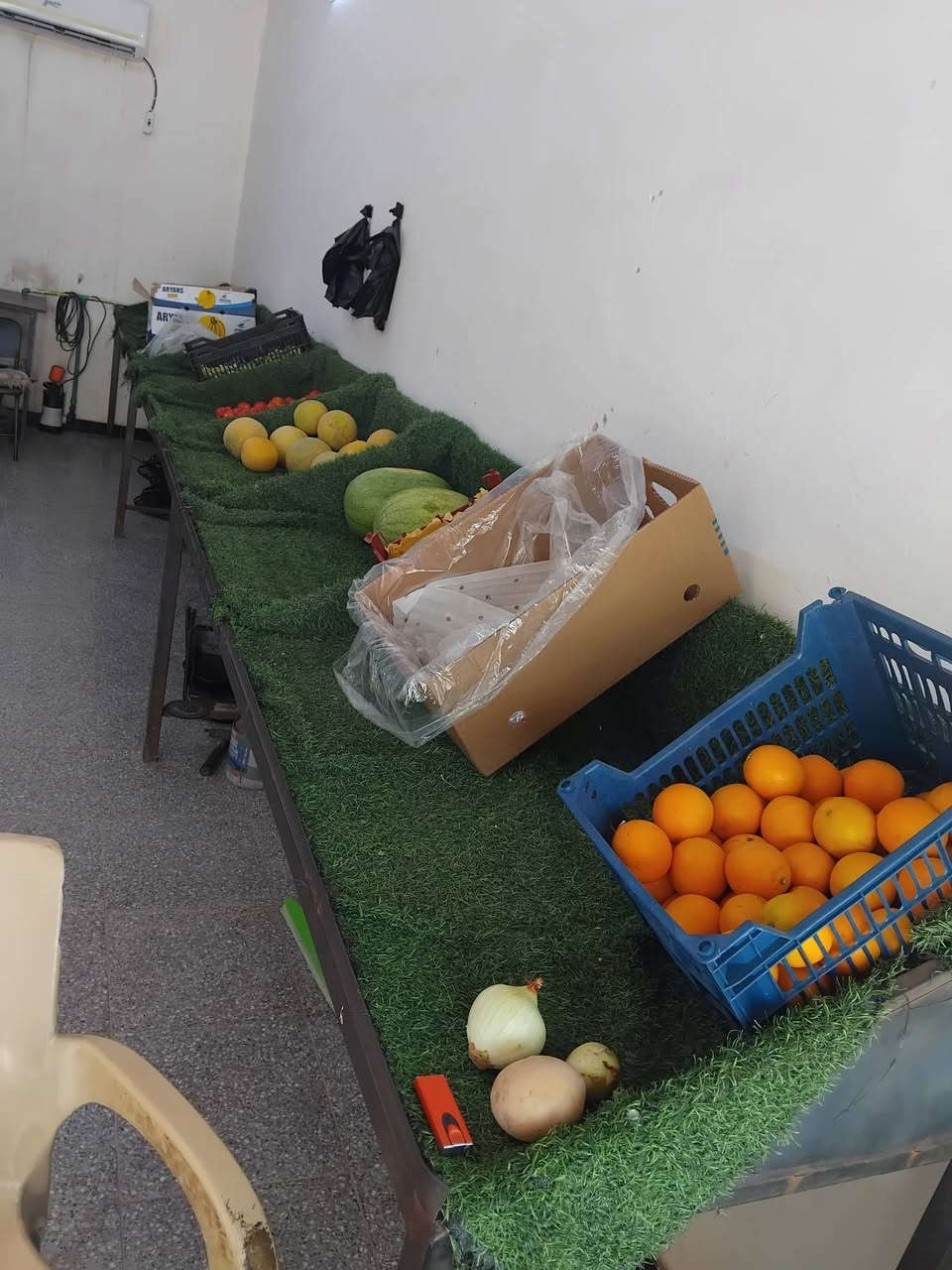 غراض مخضر وسمك للبيع شواية وحوضين وسكافات عدد ٢٠ وميز مخضر طول ٧متر عرض٧٠سم والثاني ٢مترالاتصال ***********
