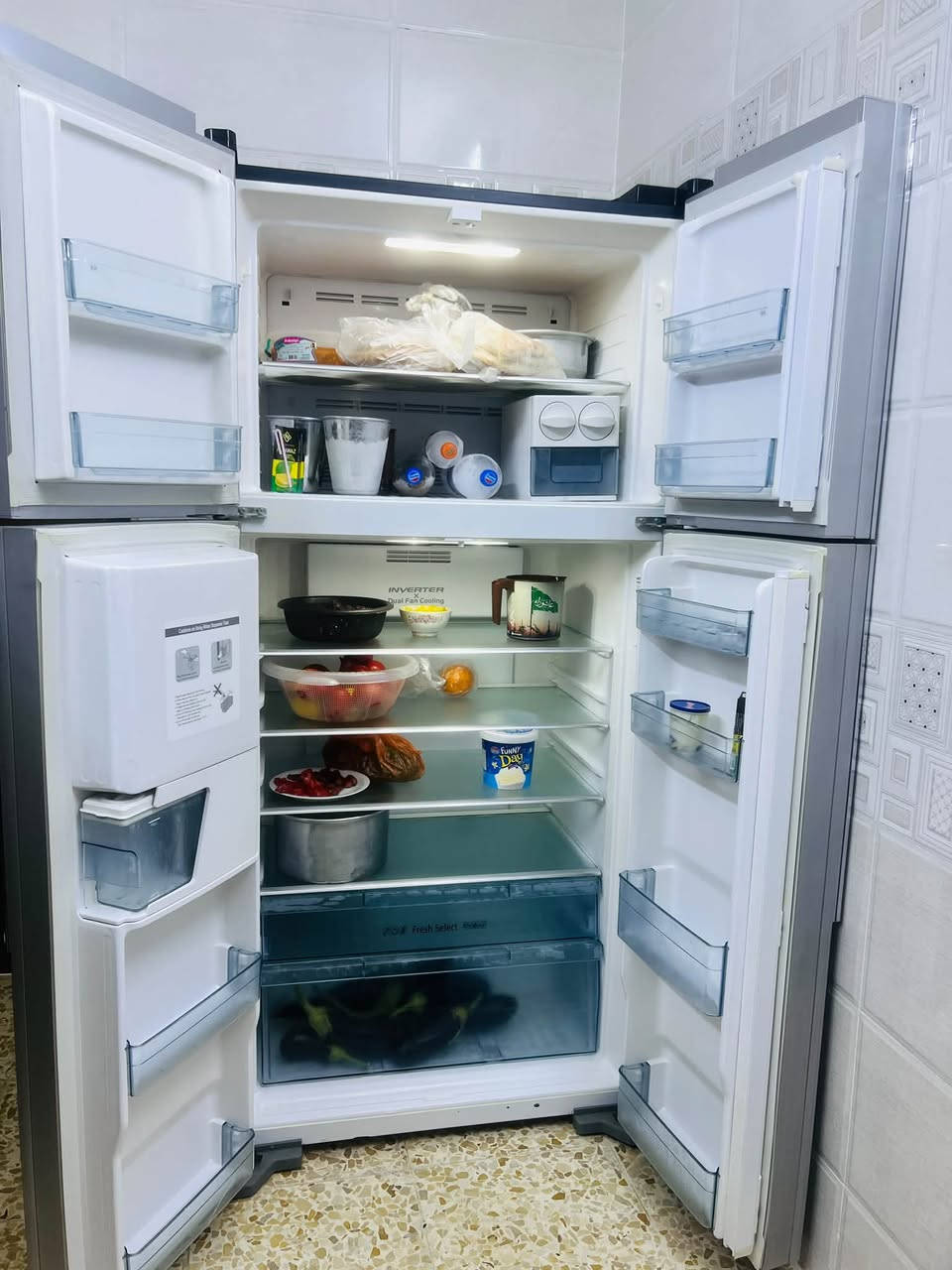 للبيع ثلاجه هيتاشي ياباني الاصلي وكالة قيوان اكبر حجم انفيرتر اخت الجديدة استخدام جدا قليل سبب البيع حجمهة كبير وسادة المطبخ مداخله تصليح ولا بيها ضرر ابد العنوان الدورة ***********
