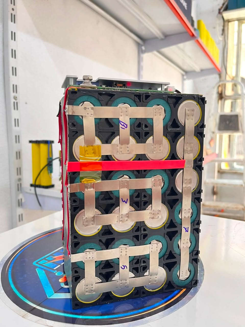 تصميم وتجهيز بطارية LiFePO₄ 24V 45Ah
بطارية مخصصة كبديل عن بطاريتين رصاصيتين حامضيتين 12V، تم تصميمها وتجهيزها لتناسب عربة ذوي الاحتياجات الخاصة.

تم تنفيذ البطارية بأبعاد مخصصة حسب طلب العميل، لتتناسب مع العربة والمساحة المتوفرة فيها بشكل دقيق.

المواصفات:

* الجهد الاسمي: 25.6V — تصنيف 24V
* السعة: 45Ah
* الطاقة: 1152Wh
* خلايا LiFePO₄ نوع CNAE 32140 عالية الجودة
* JK Smart BMS مع Active Balancing
* أقصى تيار تفريغ مستمر: 60A
* تجميع وتنفيذ احترافي مع مراعاة الاعتمادية والأداء
* ضمان لمدة 12 شهراً 
* صيانة ومتابعة مابعد البيع 
* دعم فني عند الحاجة

📞 للتواصل والطلب:
***********

📍 موقعنا:
الموصل – شارع النبي شيت
عمارة تبارك، قرب مركز مكسيما، داخل الفرع
