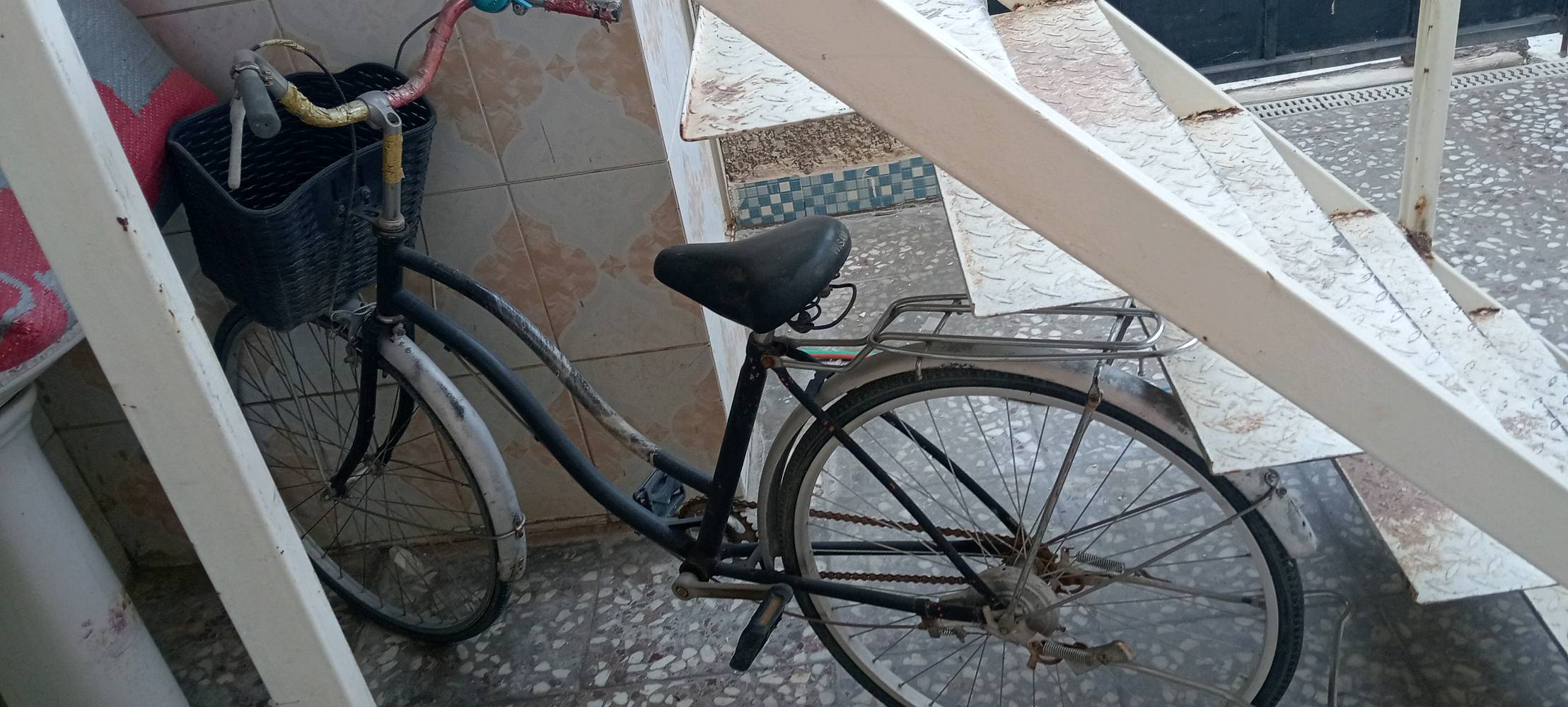 للبيع قلاية هوائية نضيفة و مامتعوبة رايدهة ب30 ألف 
جرباية نفرين تركي جديدة كلش مامستعملة رايدهة ب115 و بيهة مجال
و بايسكل بطة حجم 26 نضيف بس متروك رايدة ب60 الف 
للاتصال على هاذا الرقم ((***********))