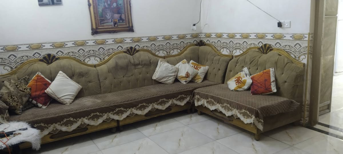 تخم ديوان خليجي خشب زان درجه اولى عشر مقاعد بعد اكو كرويته ماصورته سعره ٢٥٠ وبي مجال لستفسار على رقم ***********

