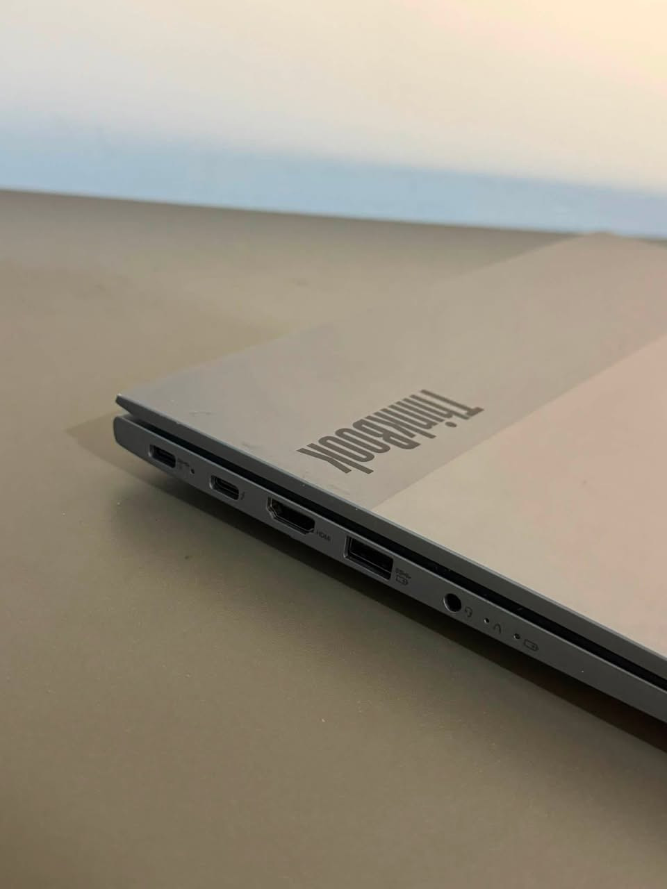 ✨ Aura Tech | اورا تك ✨
💻 Lenovo ThinkBook 14s (شاشة لمس)
لابتوب أنيق وعملي جداً، يجمع بين قوة معالج i7 من الجيل الـ 11 وشاشة لمس فائقة الاستجابة تدعم مع دعم الرسم والتأشير بـ 10 نقاط لمس.
 المعالج: Intel Core i7-1165G7 (الجيل الحادي عشر الـ 11).
 الذاكرة (RAM): 16 جيجابايت (سرعة عالية 3200MHz).
 الهارد (SSD): 256 جيجابايت فائق السرعة.
 كارت الشاشة: Intel Iris Xe Graphics.
 الشاشة: لمس بدقة عالية (Touch Screen) قابلة للطي 360 درجة.
 المميزات: هيكل ألمنيوم متين، تصميم عصري، وكيبورد مريح للعمل والدراسة.
 السعر: [495] ألف دينار
رقمي ***********
