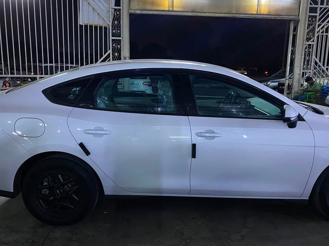 BYD.  SEEL5
2025جديده ماشيه8000فقط.
(بصمه+كارت دخول وتشغيل،اضائه Led,دخول ذكي،كامره خلفيه،حساسات خلفيه،داخل ابيضّ،قطعتين تبريد،منافذ TPC،شاشه جبيره +تحديث يوتيوب،شحن لاسلكي،كشنات جلد،ثلاث وضعيات قياده)

السياره بيها بارد بخشم الجاملغ الأيمن فقط و موضح بالصور.السياره جميع ملحقاتها وياها.

السعر:١٩،٧٠٠،٠٠٠ مكاني بغداد البياع
للاستفسار:***********
