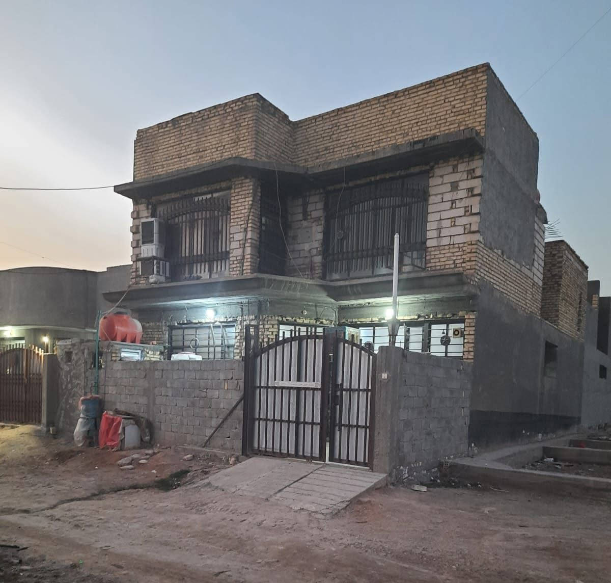 مرحبا سلام عليكم 
بيت 200 متر للبيع  سند 25 طابقين  مالت عائله جبير لان 5غرف منام بي  ماعده الستقبال والمطبخ وصاله 
هم يرهم ينعزل  الطابق الااول 
عن الطابق الثاني  مكان البيت(- (حي المجتبئ )( خلف حي الشهداء قرب السيطره)***********
