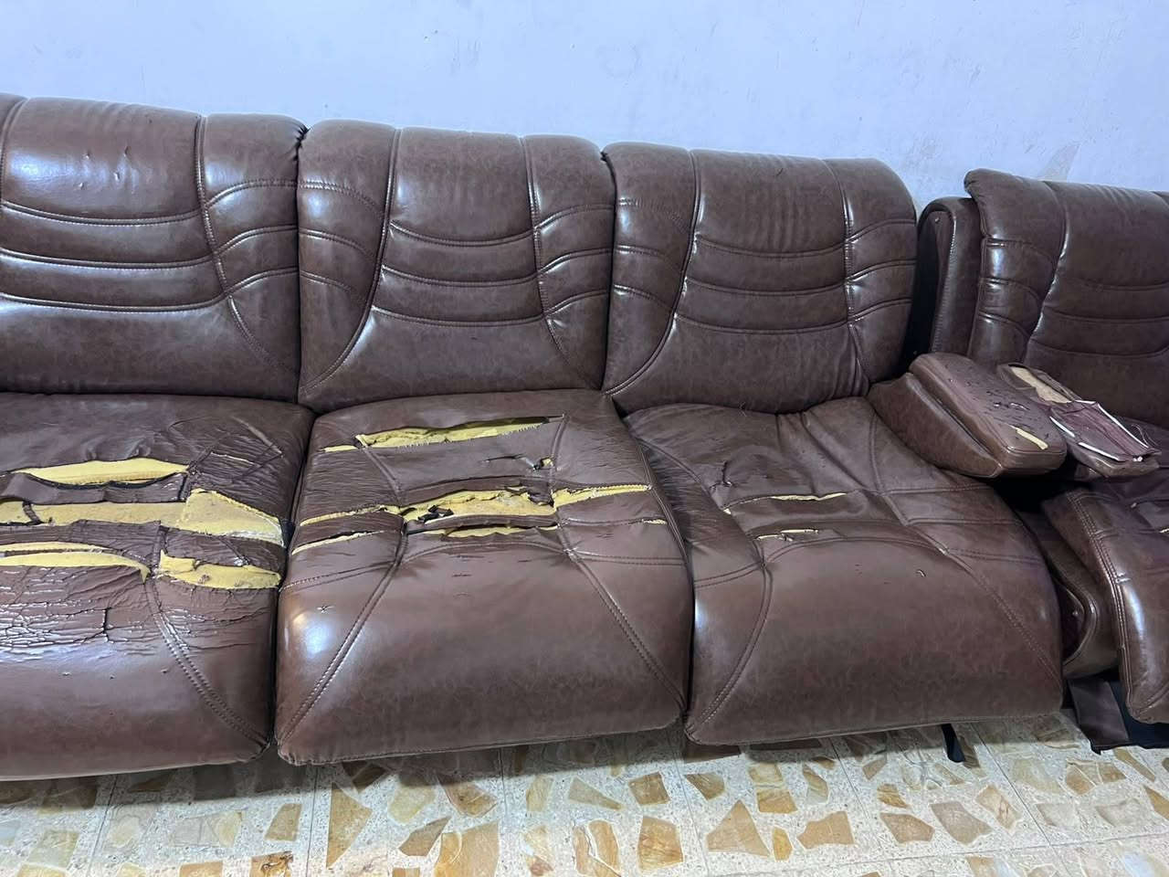 السلام عليكم اغراض للبيع مكانهن ام الكبر والغزلان قرب مرطبات الباندا

نص مكتوب في الصور:
- فخم مكتبي الضرر موضح بلصوره عوزه دوشمه سعره 250 للاستفسار ***********
- نتور وزاويه سعرهن 75 الف الضرر سجج البيبان للاستفسار ***********
- السلام عليكم توسوت 3 طن مستخدم 2 موسم بدون ريمونت شغال فول عوزه بس غسل عدد 2 سعر الواحد 800 الف اثنينهن 1.600.000 العنوان ام الكبر والغزلان يم مرطبات باندا
- طباخ ب 75 الف للاستفسار ***********